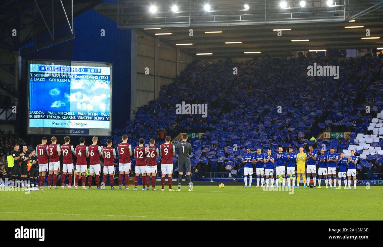 Goodison Park, Liverpool, Merseyside, UK. 26 Dez, 2019. Fußball der englischen Premier League, Everton gegen Burnley; Everton Fans in der Sir Philip Carter steht und halten Sie ein Mosaik als die Spieler beider Mannschaften teil in einer Minute Applaus nehmen in Erinnerung an Evertonians, während 2019 bestanden - Ausschließlich redaktionelle Verwendung. Keine Verwendung mit nicht autorisierten Audio-, Video-, Daten-, Spielpläne, Verein/liga Logos oder "live" Dienstleistungen. On-line-in-Match mit 120 Bildern beschränkt, kein Video-Emulation. Keine Verwendung in Wetten, Spiele oder einzelne Verein/Liga/player Publikationen Quelle: Aktion plus Sport/Alamy leben Nachrichten Stockfoto