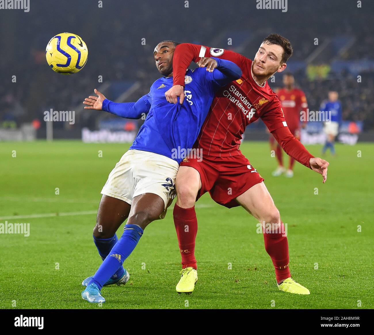 LEICESTER, ENGLAND - 26. Dezember Andrew Robertson (26) von Liverpool Schlachten mit Leicester City Ricardo Pereira (21) von Leicester City während der Premier League Match zwischen Leicester City und Liverpool für die King Power Stadion, Leicester am Donnerstag, den 26. Dezember 2019. (Credit: Jon Hobley | MI Nachrichten) das Fotografieren dürfen nur für Zeitung und/oder Zeitschrift redaktionelle Zwecke verwendet werden, eine Lizenz für die gewerbliche Nutzung Kreditkarte erforderlich: MI Nachrichten & Sport/Alamy leben Nachrichten Stockfoto