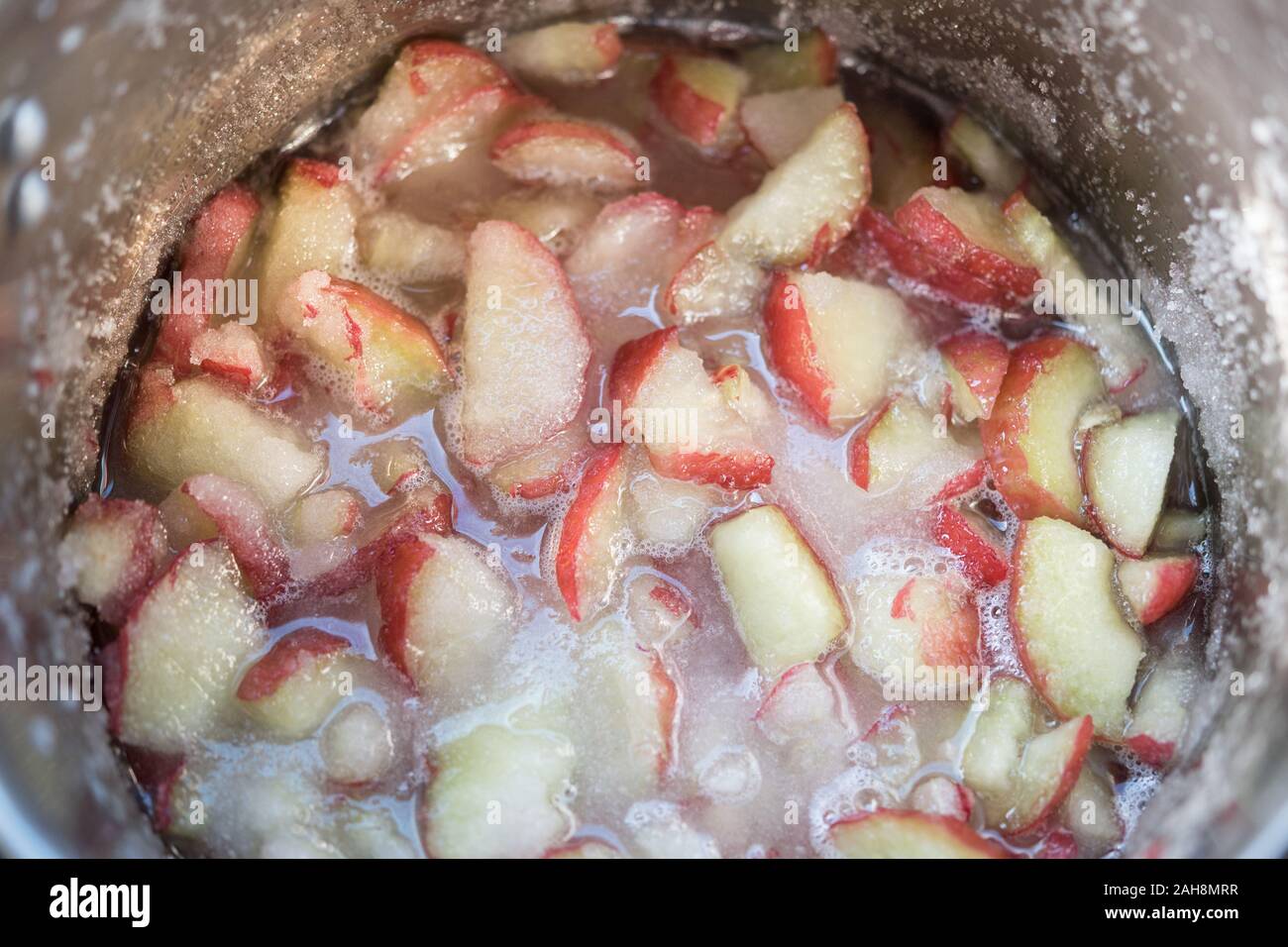 Java apple Chunks, Zucker und Sirup in einem Topf, bereit für gekocht wird. Kochen java Apple Jam. Die Frucht ist auch als Semarang bekannte Rose apple Stockfoto