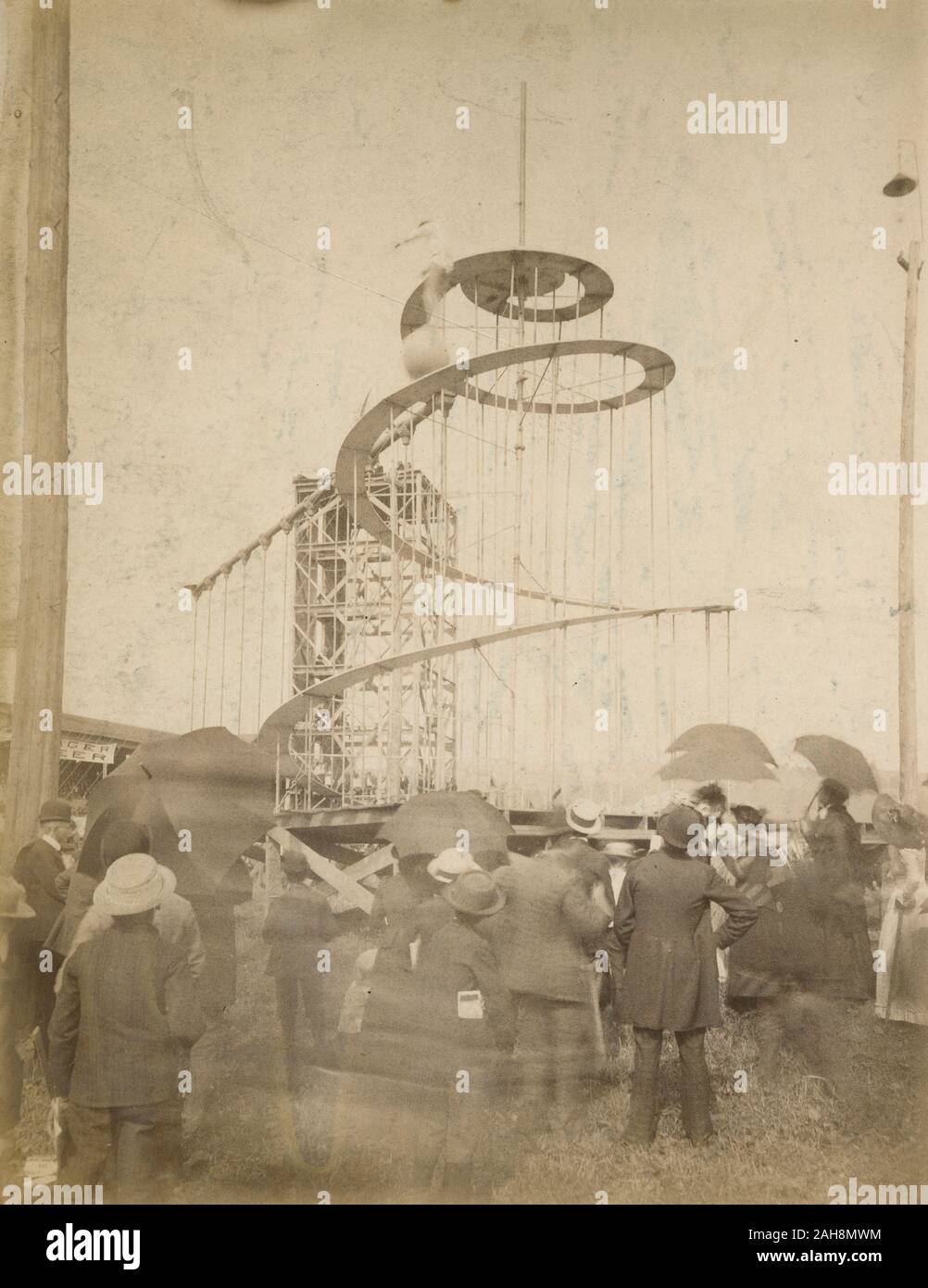 Antike c 1890 Foto, Acrobat Balancing auf einer Kugel auf "Spirale an der grossen zwischenstaatlichen Messe in Elmira, New York." Quelle: original Foto Stockfoto