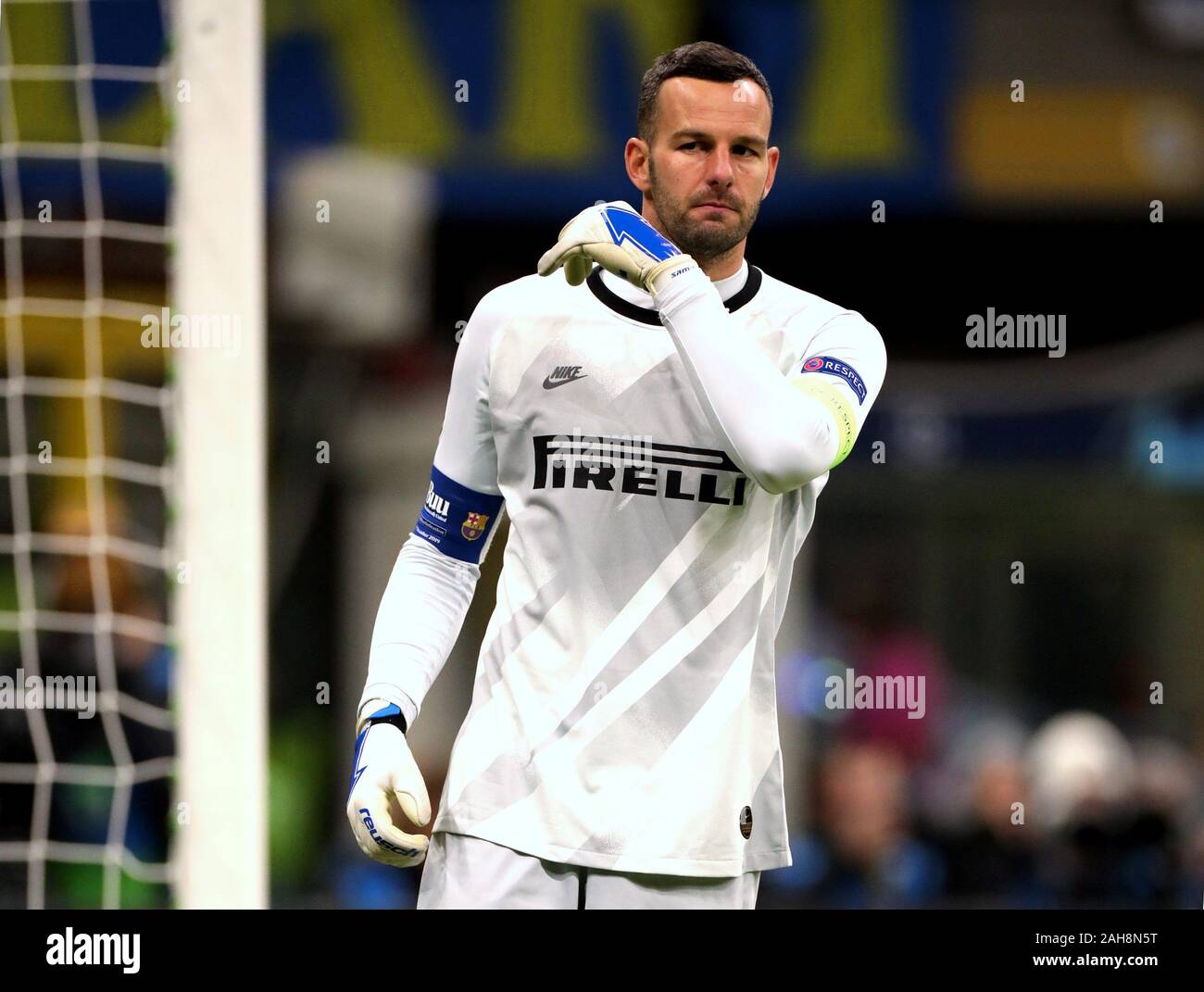 Mailand, ITALIEN - 10. Dezember 2019: Samir Handanovic reagiert während der UEFA Champions League 2019/2020 INTER gegen BARCELONA im San Siro Stadium. Stockfoto