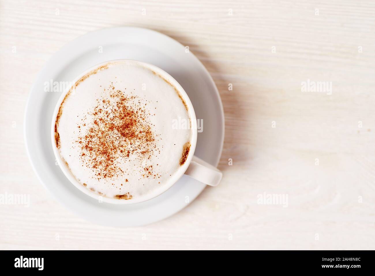 Cappuccino auf weiße Holztisch Stockfoto