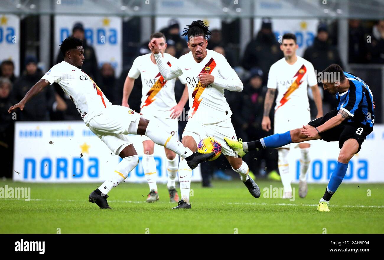 Mailand, ITALIEN - 06. Dezember 2019: Amadou Diawara, Chris Smalling und Matias Vecino in Aktion während der Serie A 2019/2020 INTER V ROMA in San Siro St Stockfoto