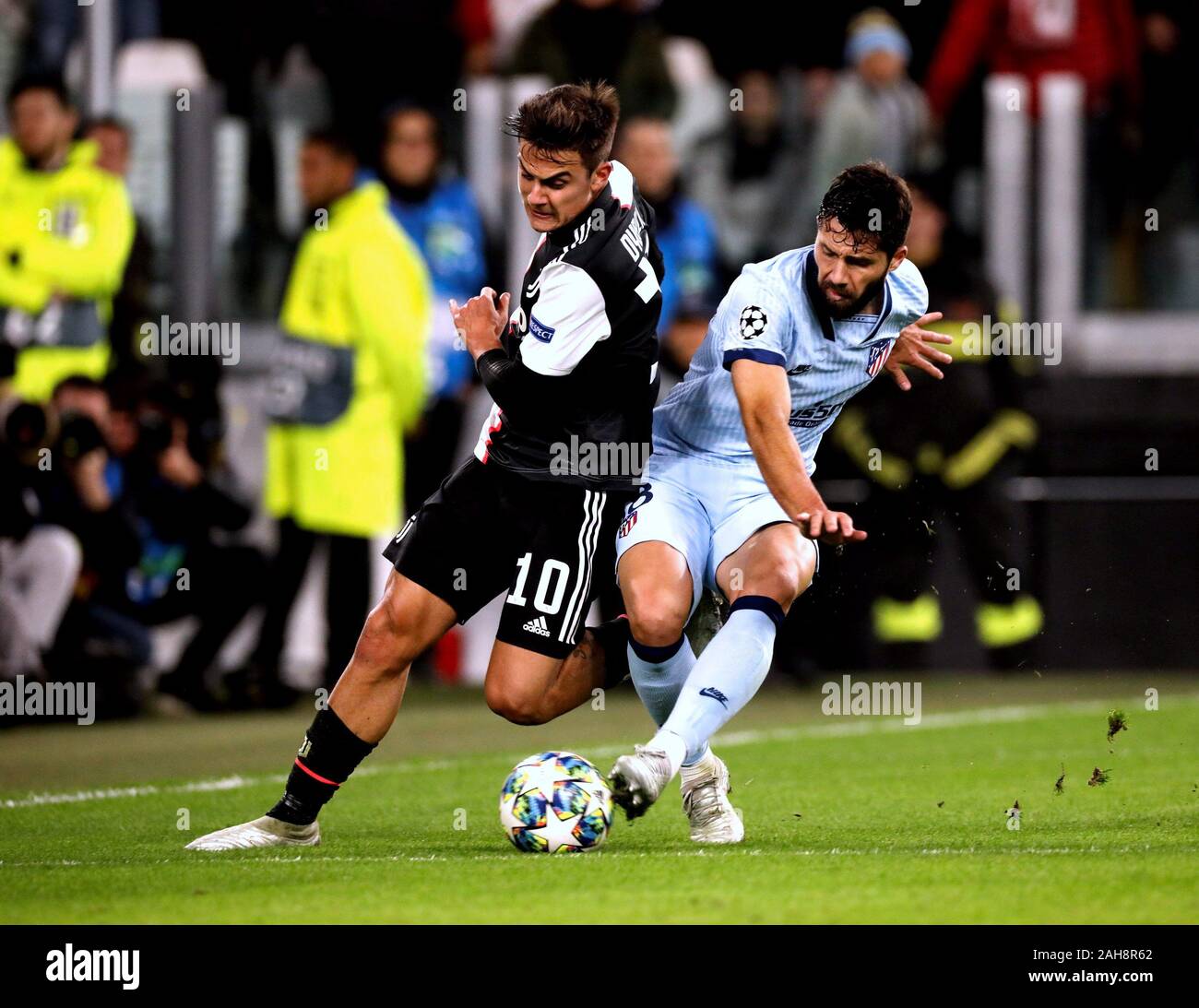Turin, ITALIEN - 26. November 2019: Paulo Dybala und Felipe im Einsatz während der UEFA Champions League 2019/2020 JUVENTUS gegen ATLETICO de MADRID bei Allia Stockfoto