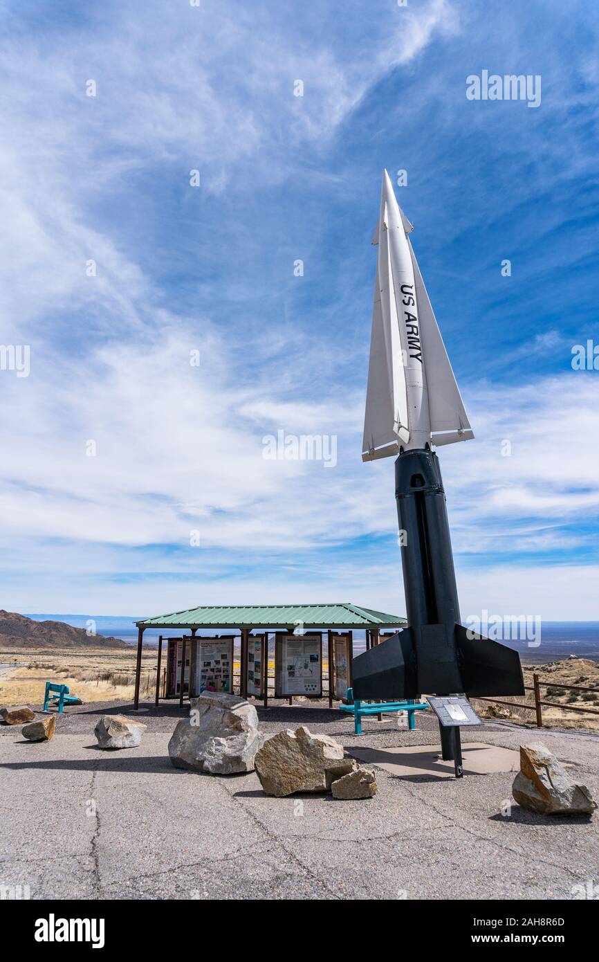 Eine Nike Hercules Surface-to-Air Rakete (SAM) steht neben einer Informationsanzeige in der White Sands Missile Range, New Mexico, USA Stockfoto