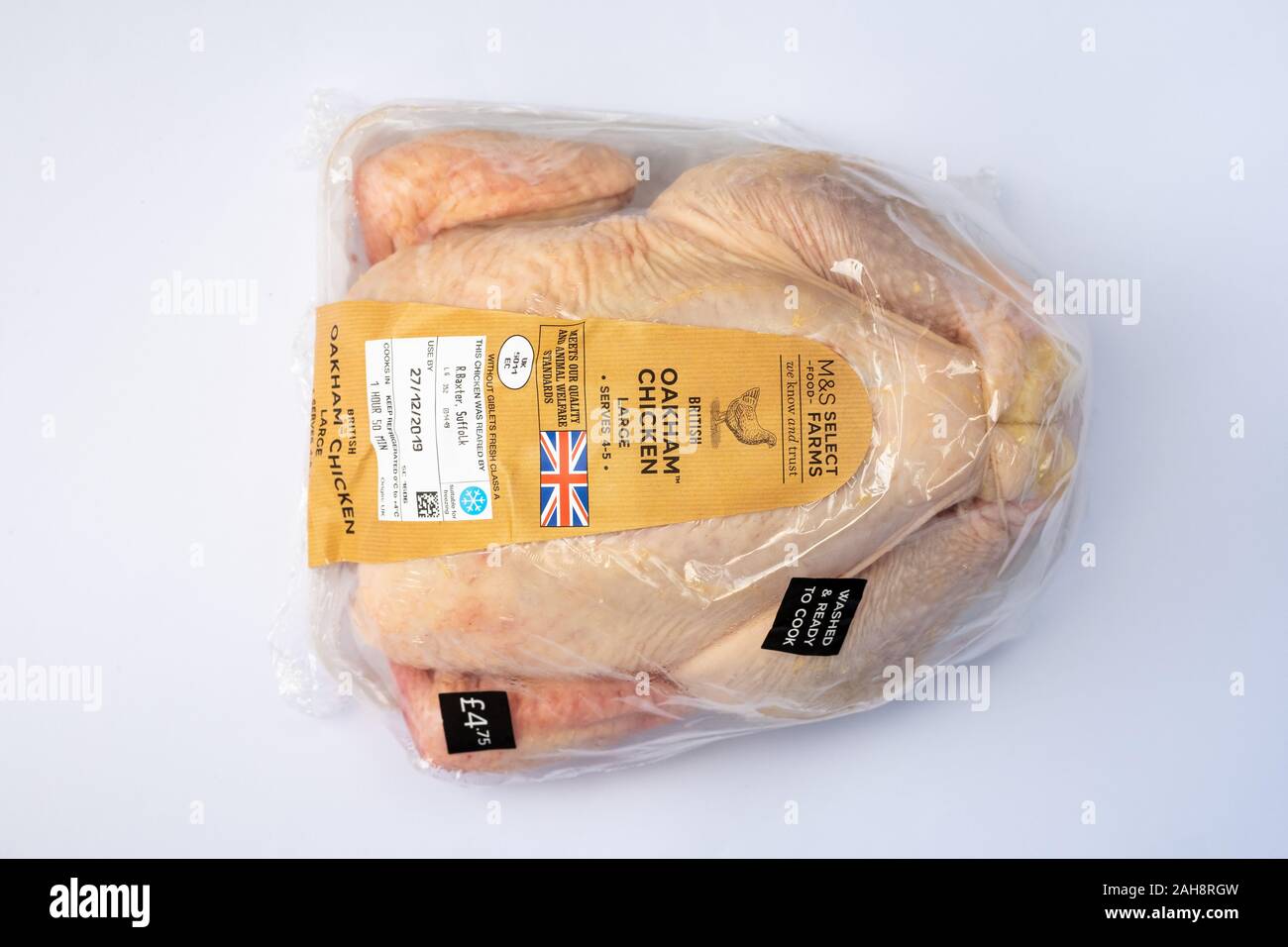 Königreich - 26. Dezember 2019: M&S British Oakham Chicken Large. Wählen Sie Bauernhöfe Lebensmittel. Draufsicht. Stockfoto