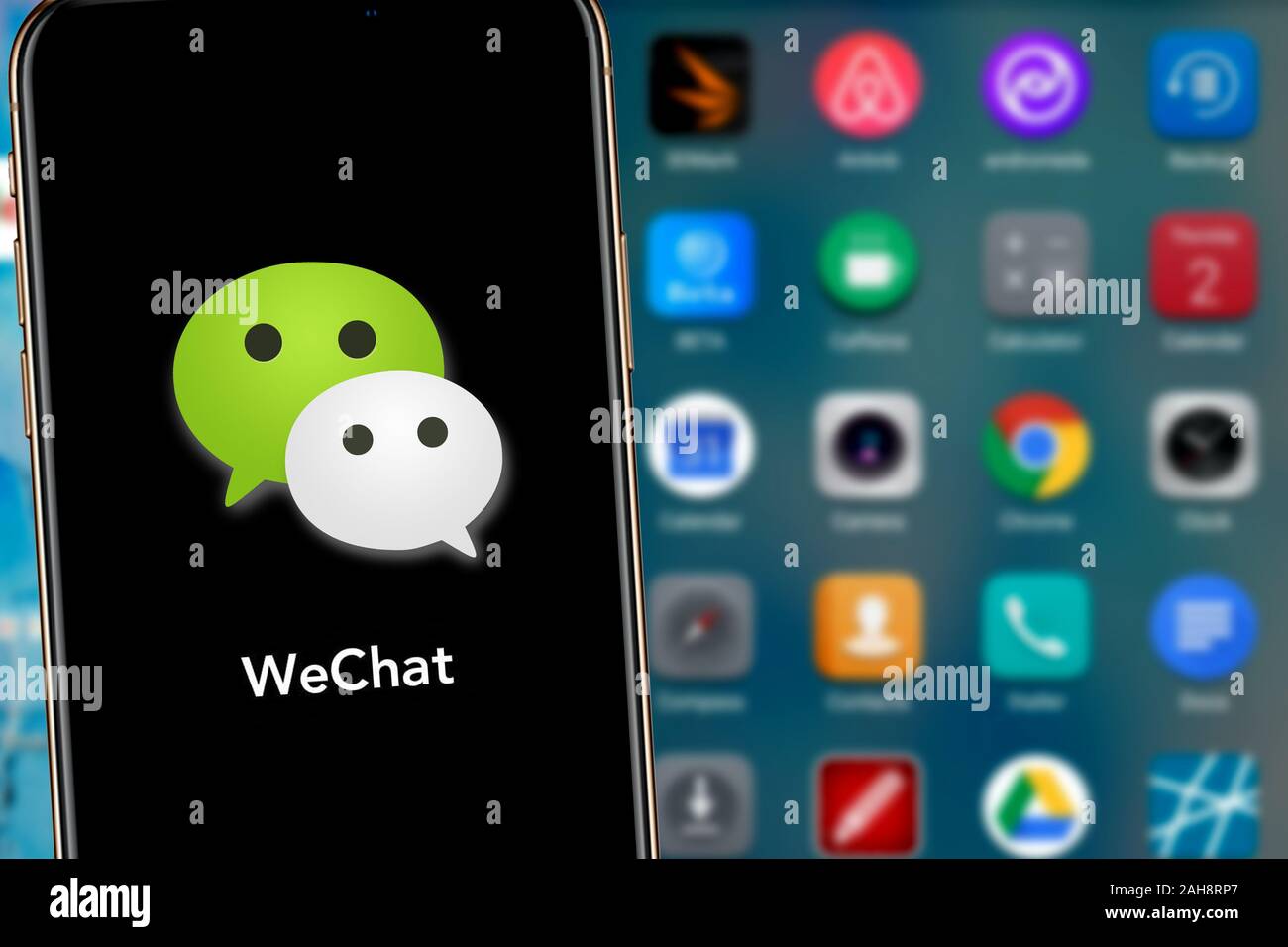 Iphone 11 pro mit der WeChat Logo. WeChat ist eine mobile sms-service und Sprachnachricht Communication Service. United States, New York. Sonntag Stockfoto
