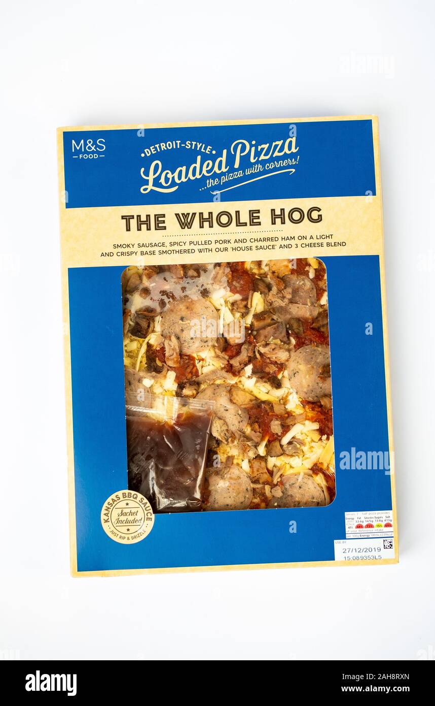 M&S Die Ganze Hog Pizza. Isoliert auf weiß. Stockfoto