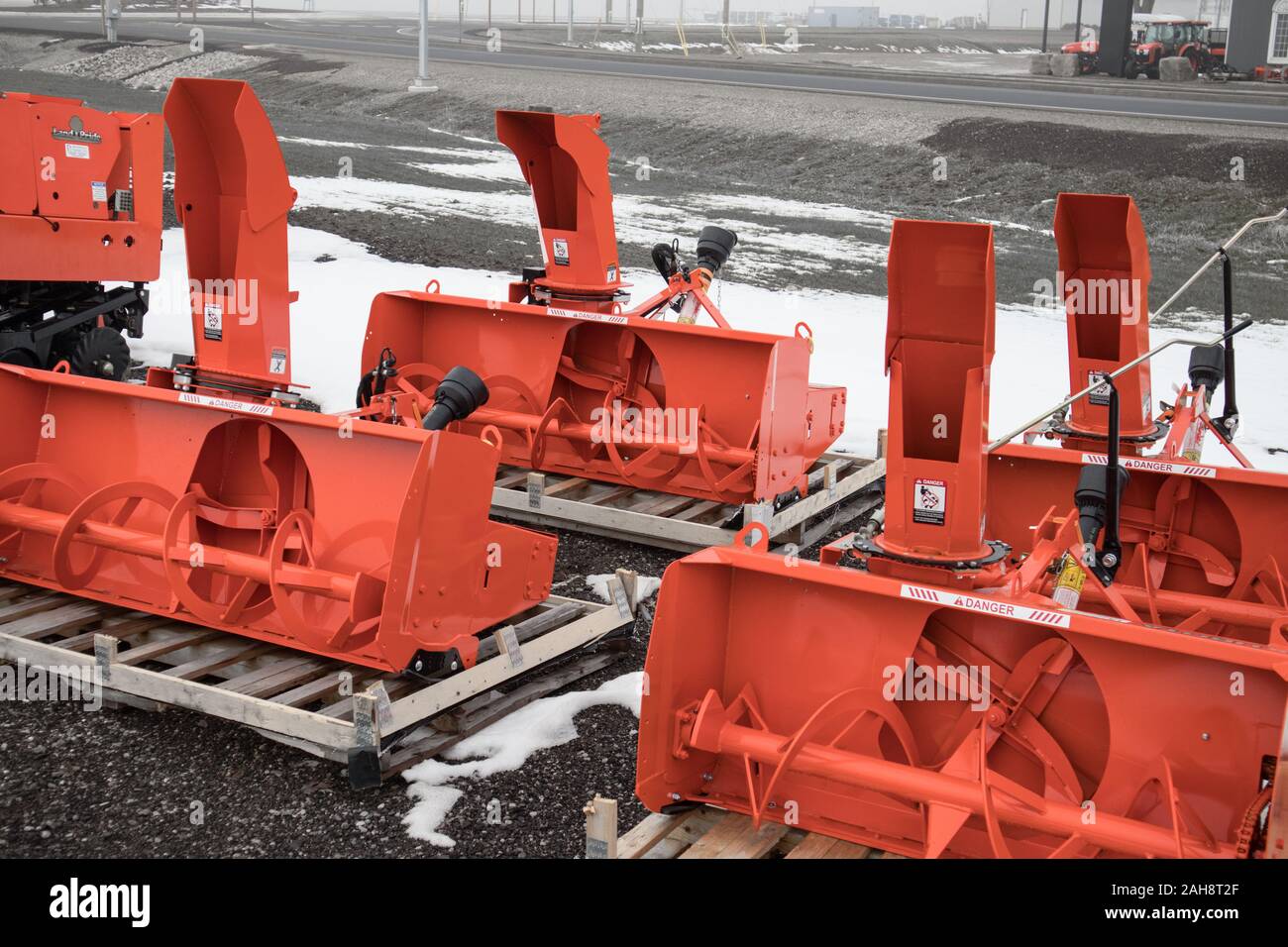 Ein paar brandneue Schneefräsen. Stockfoto