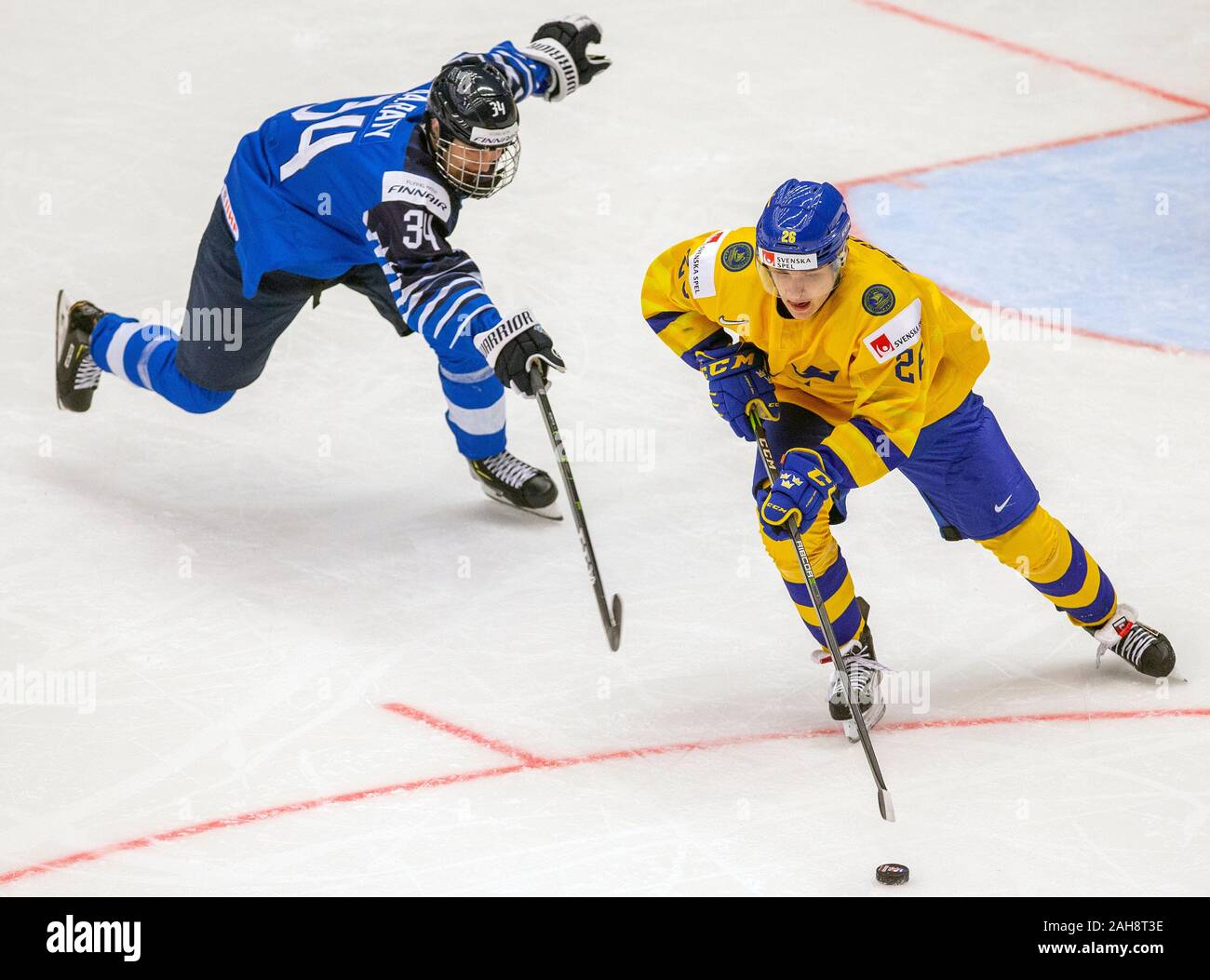 Trinec, Tschechische Republik. 26 Dez, 2019. L-R Aatu Raty (FIN) und Jonathan Berggren (SWE) in Aktion während der 2020 IIHF World Junior Eishockey WM Gruppe eine Übereinstimmung zwischen Schweden und Finnland in Trinec, Tschechien, am 26. Dezember 2019. Quelle: Wladimir Prycek/CTK Photo/Alamy leben Nachrichten Stockfoto