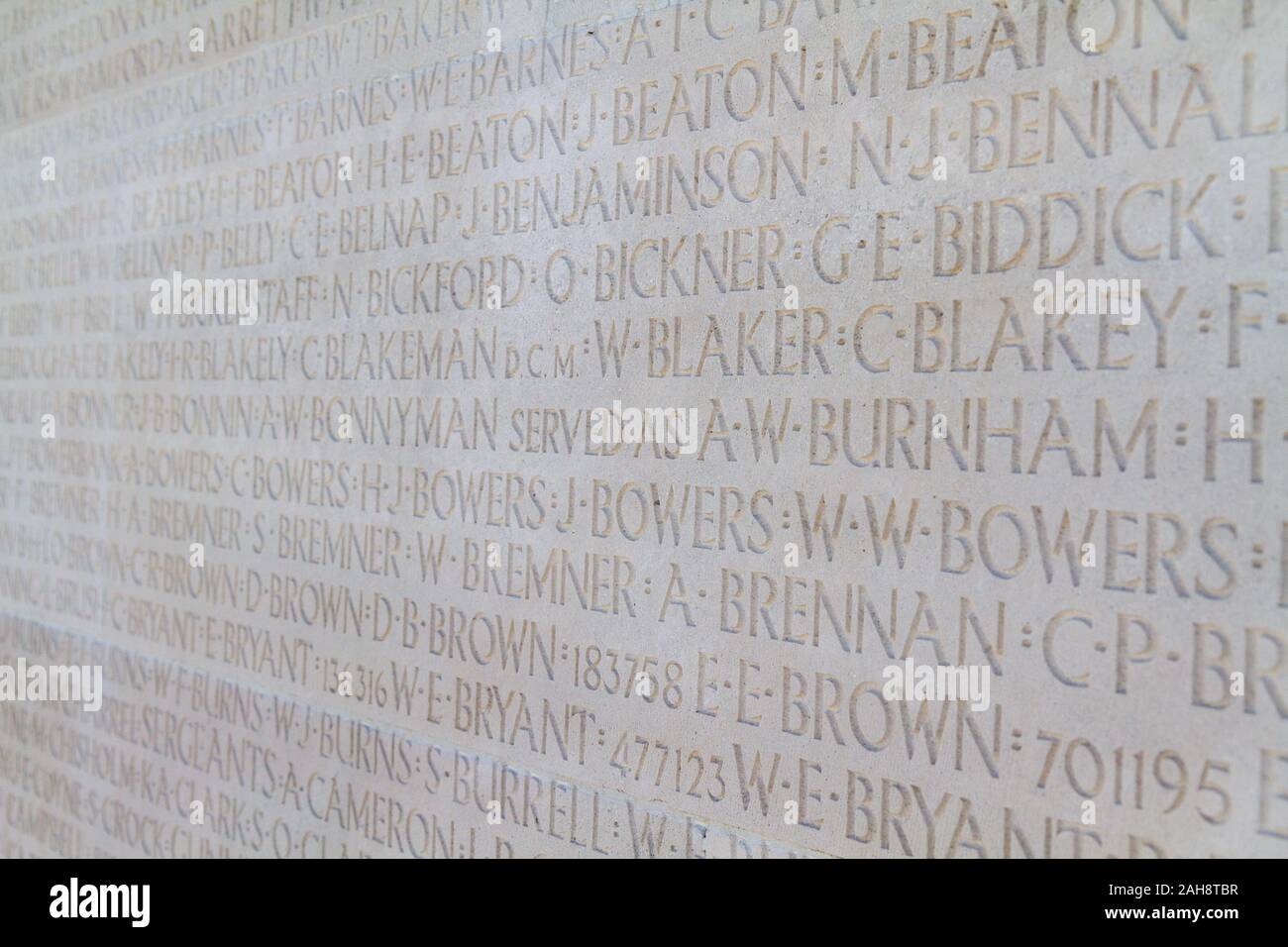 Namen der Soldaten im WK I. Canadian National Vimy Memorial gesunken (Ersten Weltkrieg Memorial) auf die Vimy Ridge in der Nähe von Arras. Stockfoto