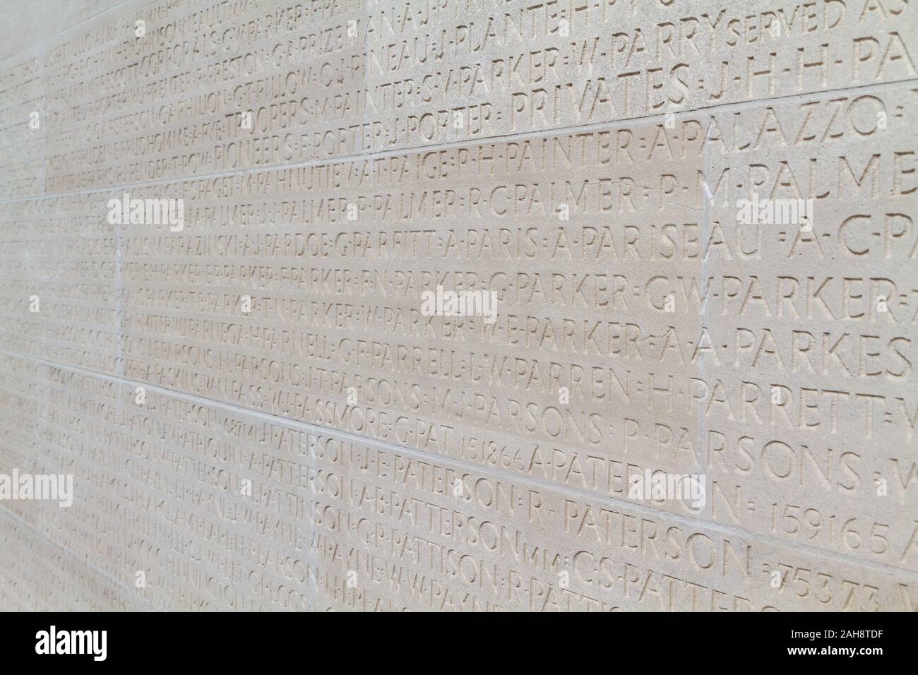 Namen der Soldaten im WK I. Canadian National Vimy Memorial gesunken (Ersten Weltkrieg Memorial) auf die Vimy Ridge in der Nähe von Arras. Stockfoto