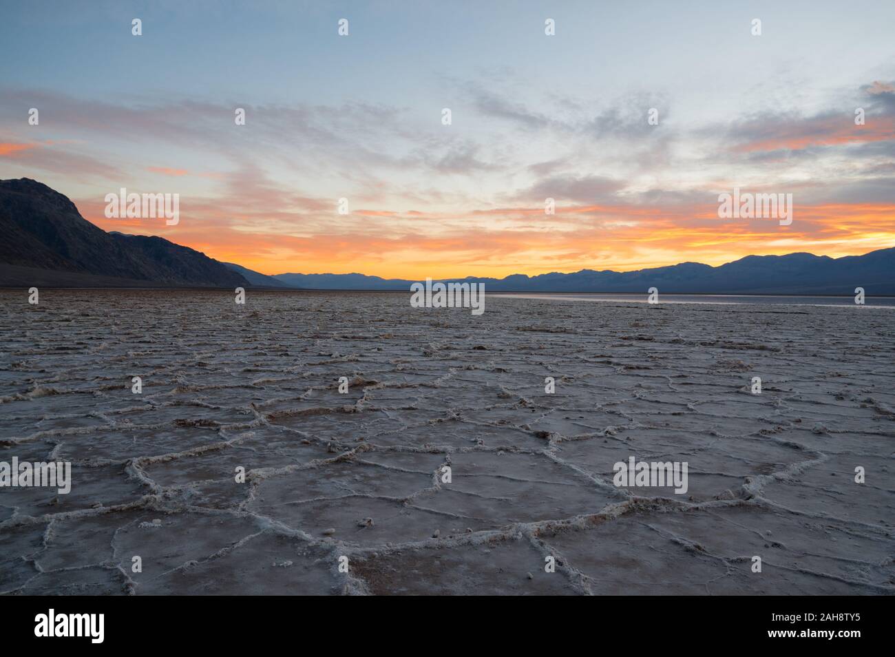 Farbenfroher Sonnenuntergang über Badwater Basin im Death Valley National Park in Kalifornien am 15. Dez 2019 Stockfoto
