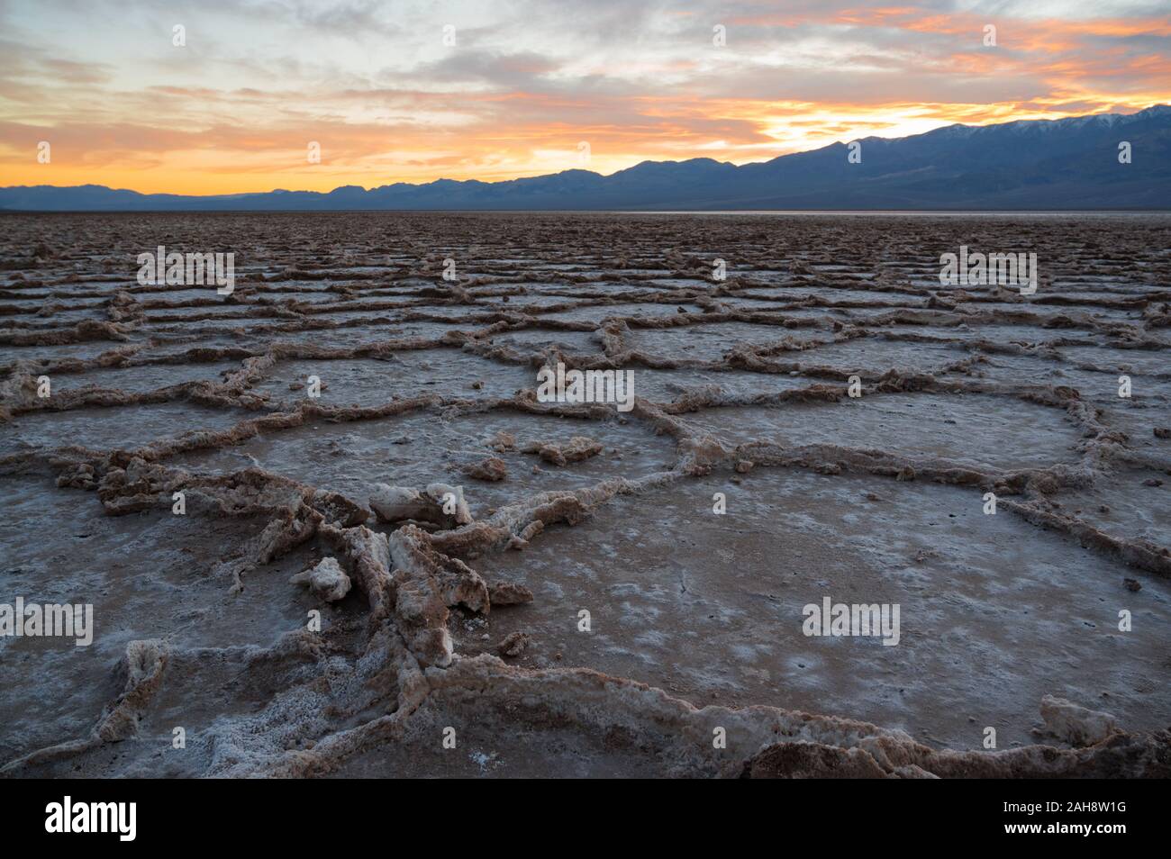 Farbenfroher Sonnenuntergang über Badwater Basin im Death Valley, Kalifornien Stockfoto