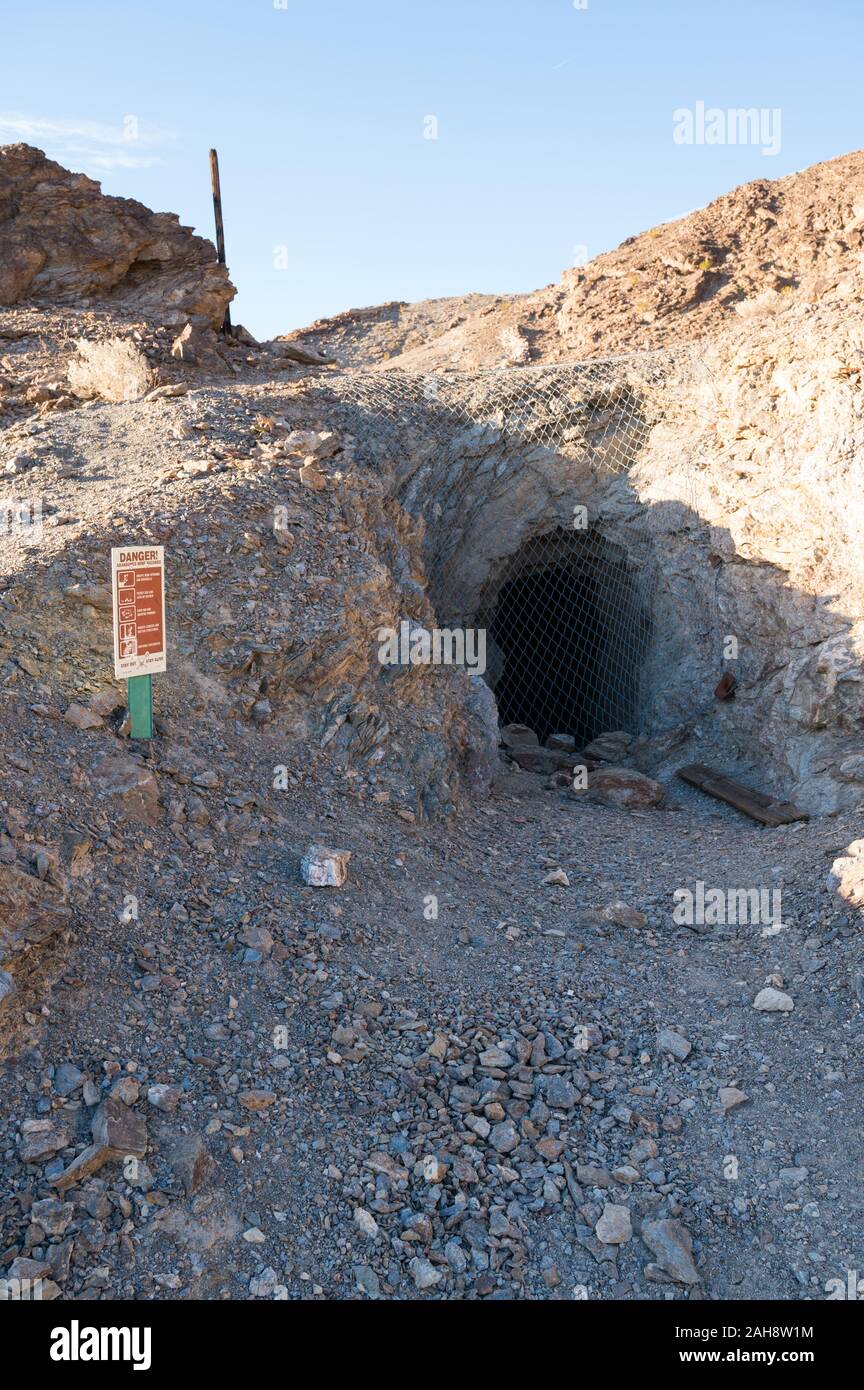 Geschlossen aus Bergbau Tunnel am Keanu Wunder Mine im Death Valley, Kalifornien Stockfoto