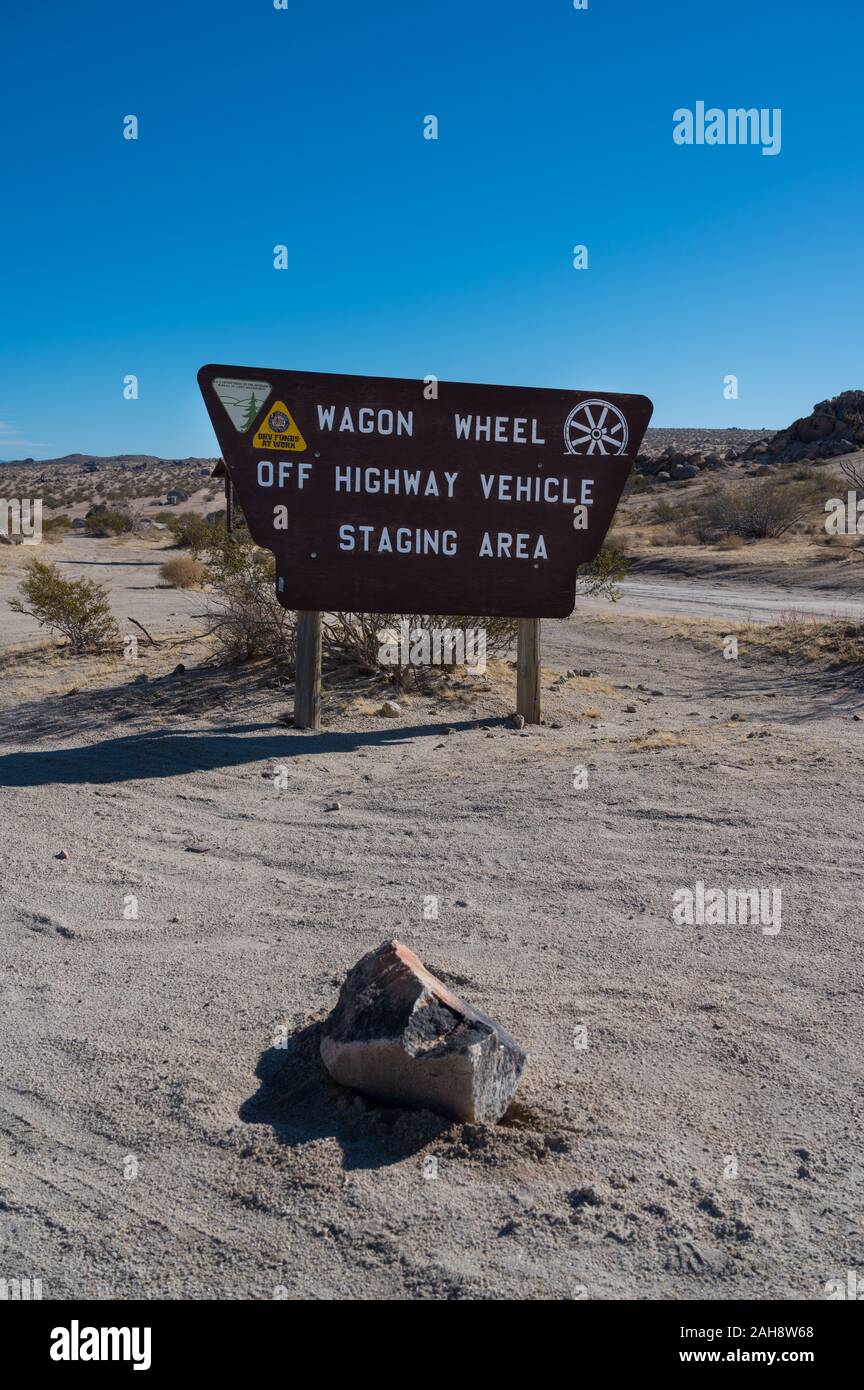 Wagon Wheel Off Highway Fahrzeug Staging Area Zeichen in der Wüste von Kalifornien Stockfoto