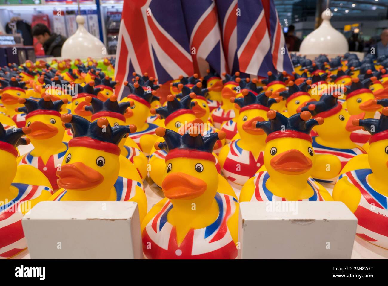 Britisch themed gelb Badewanne Enten Stockfoto