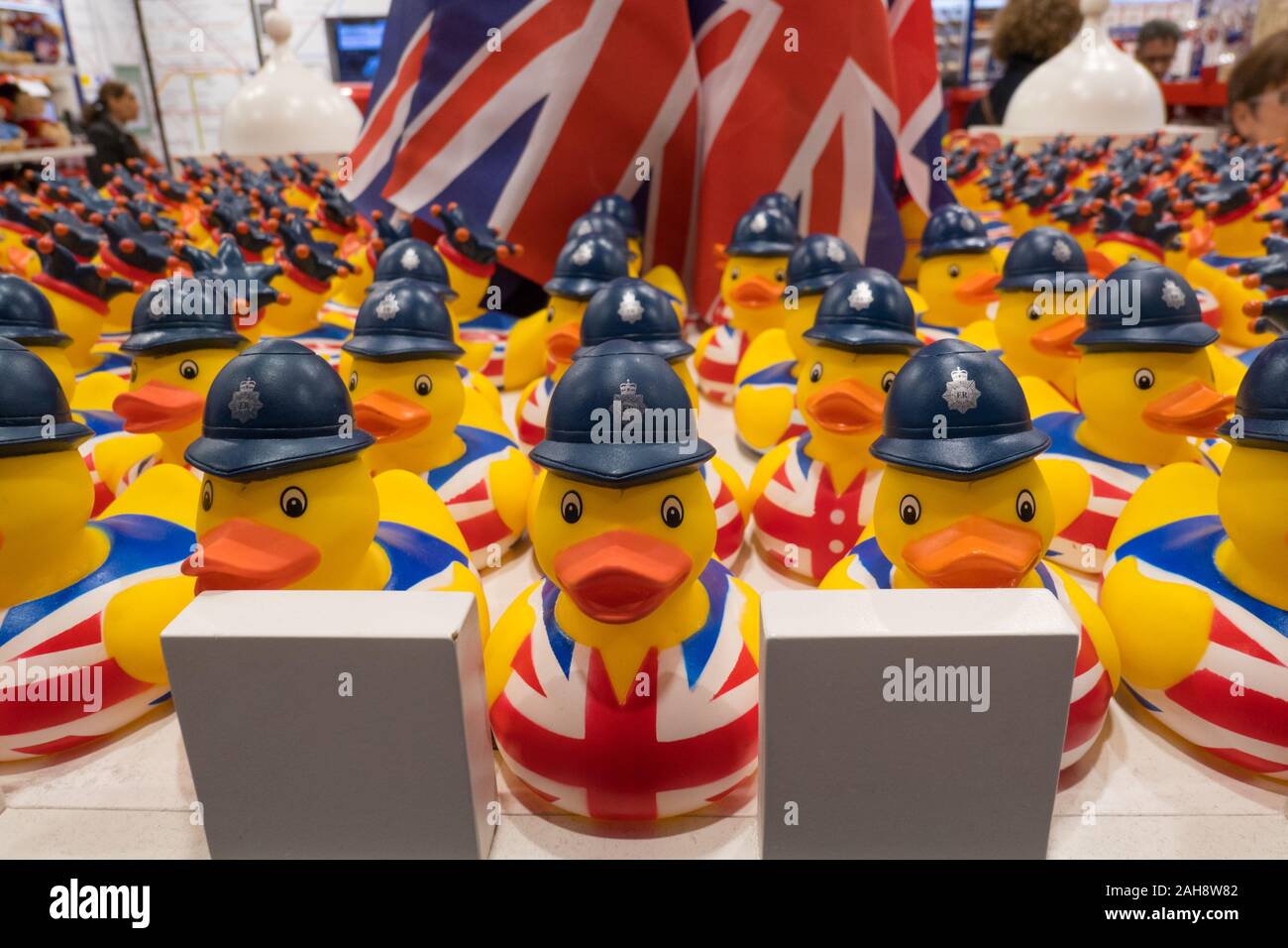 Britisch themed gelb Badewanne Enten Stockfoto