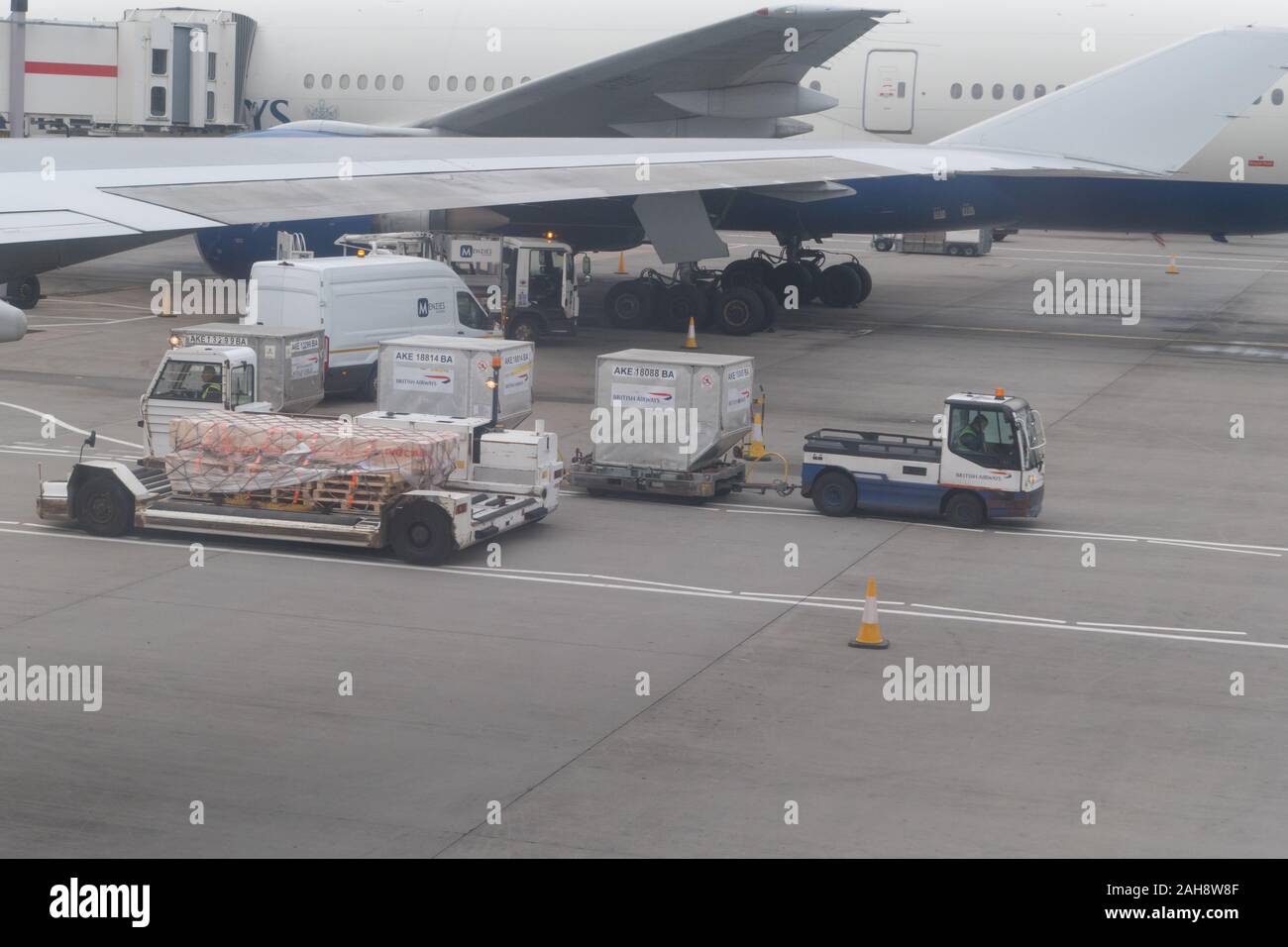 British Airways baggage Handler auf dem Rollfeld in Heathrow Stockfoto