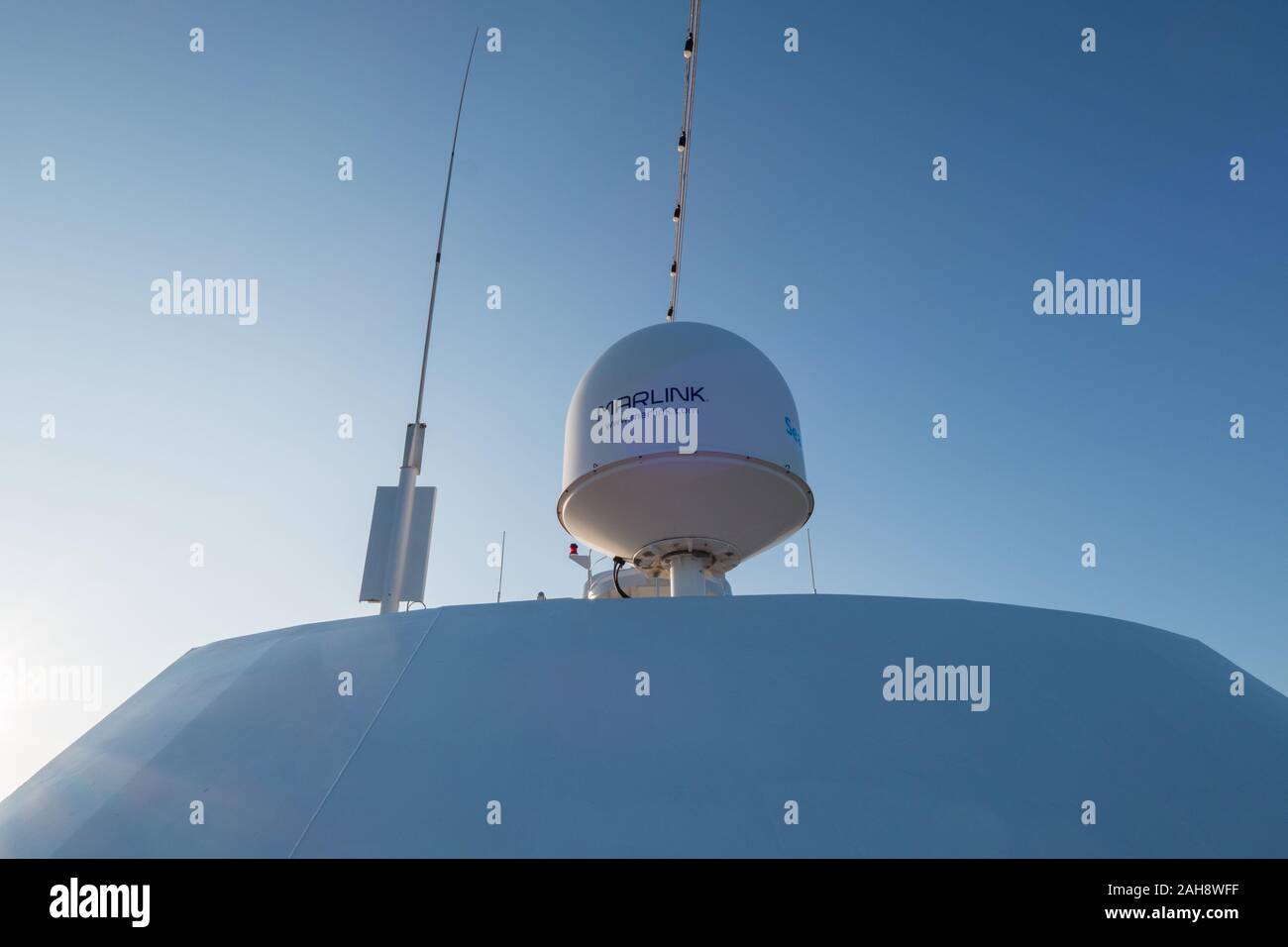 Marlink Kommunikation Satelliten an Bord eines Schiffes Stockfoto