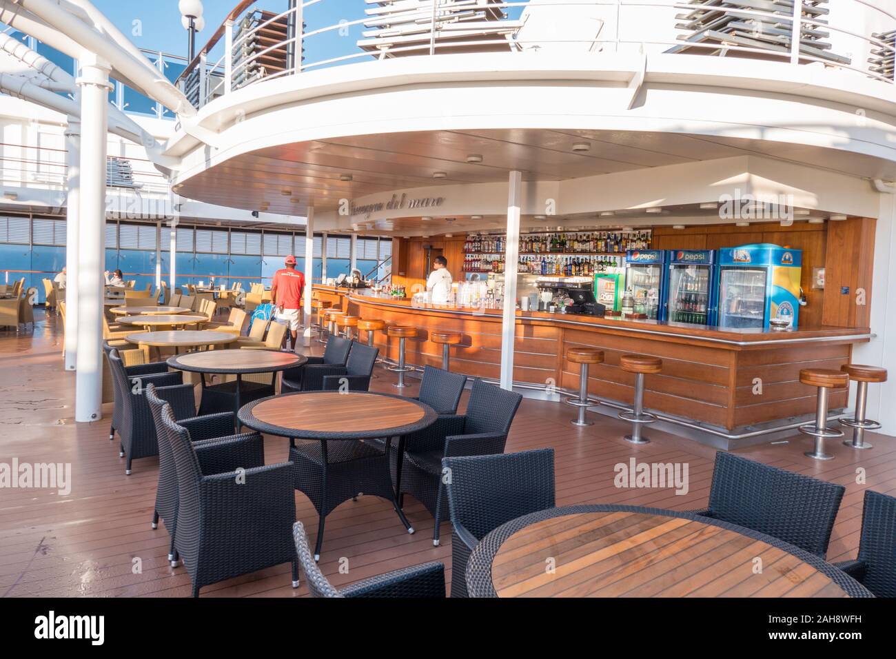 La Canzone del Mare Bar auf dem obersten Deck des Kreuzfahrtschiff MSC Lirica Stockfoto