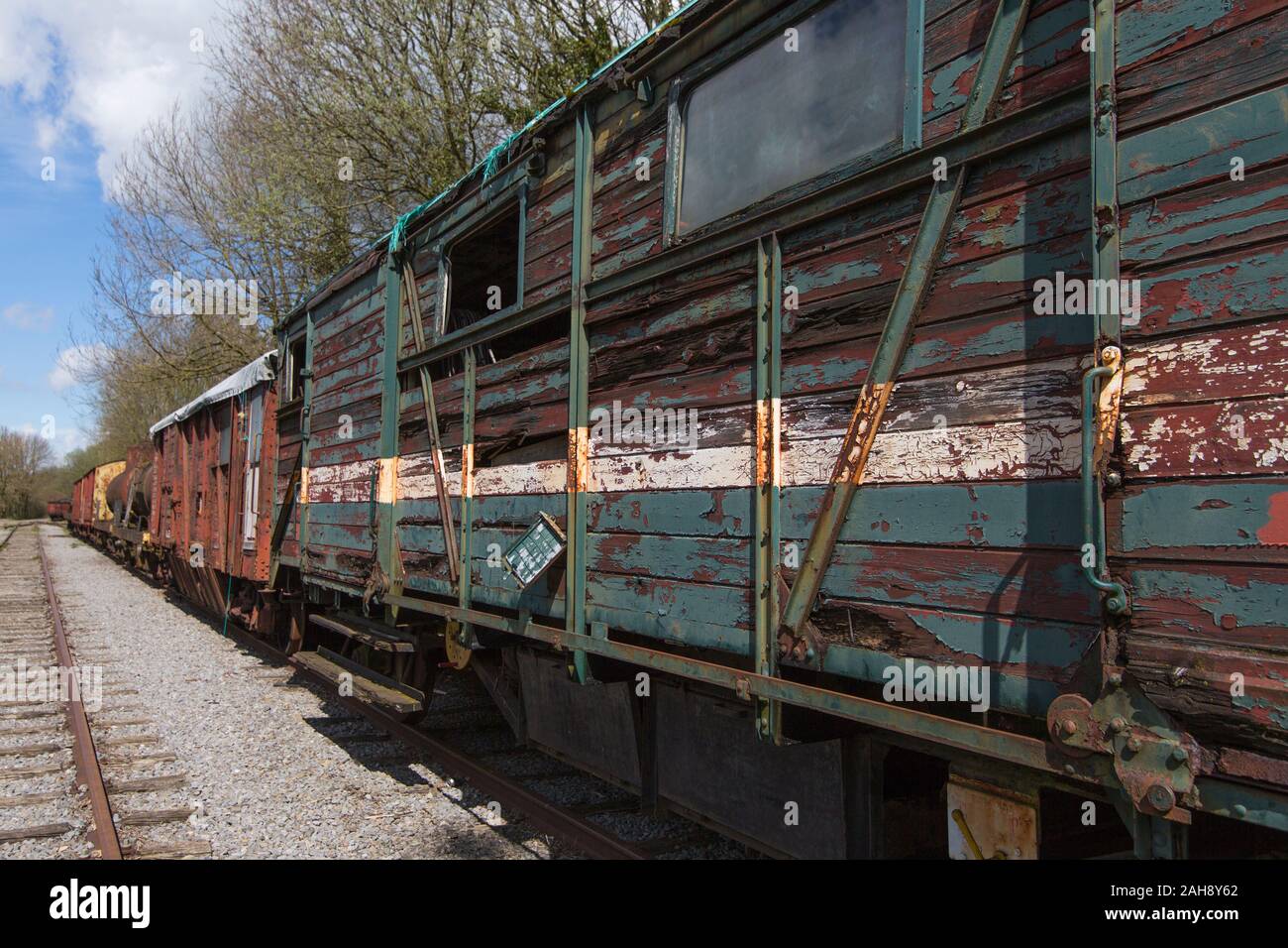 Vintage verlassenen Eisenbahnwagen am geschlossenen Bahnhof in Belgien Stockfoto