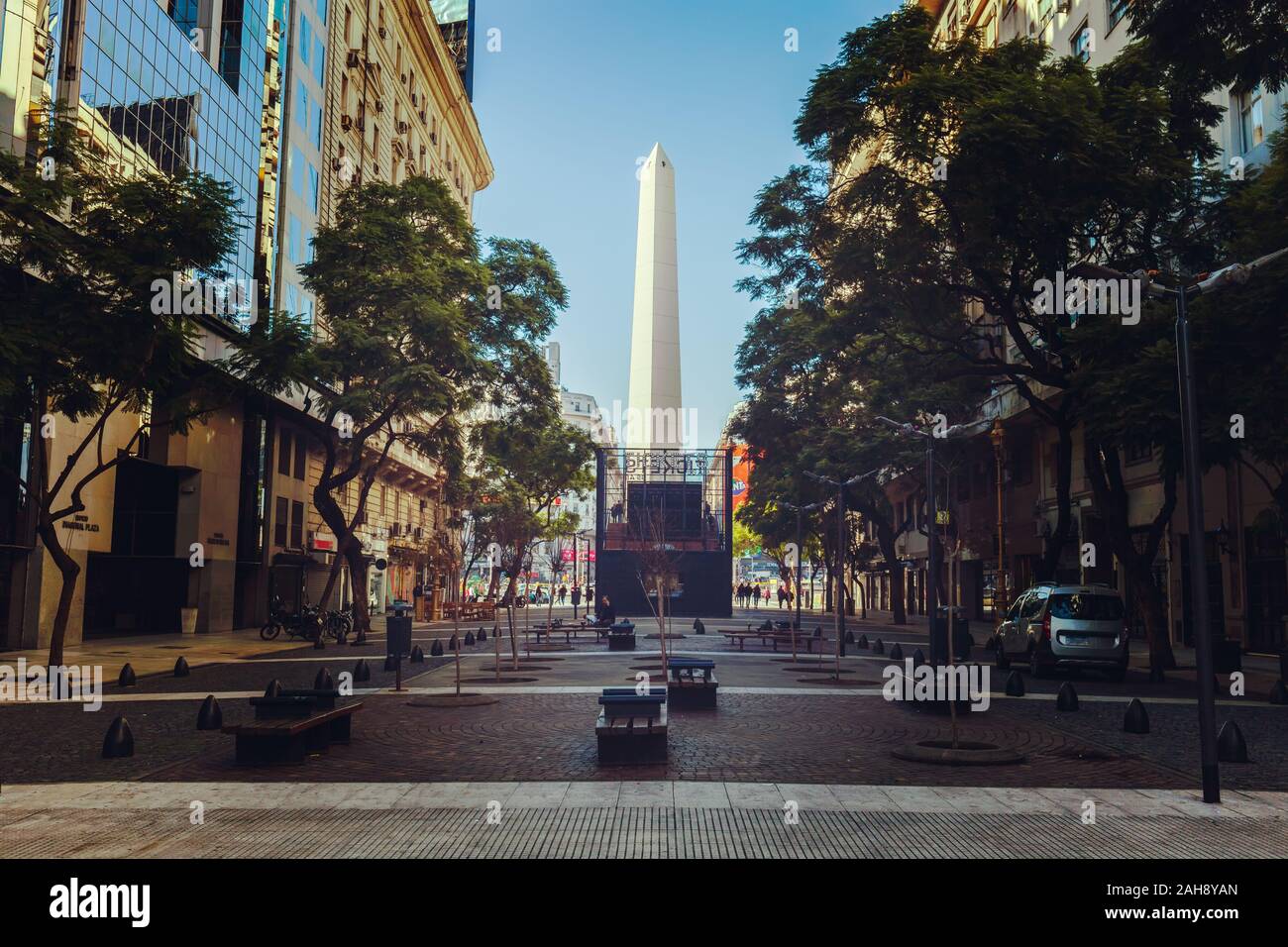 Obelik in Buenos Aires Stadt. Mai 21, 2019, Argentinien. Schmale gemütliche Straßen von Buenos Aires mit Blick auf den Obelisk Stockfoto