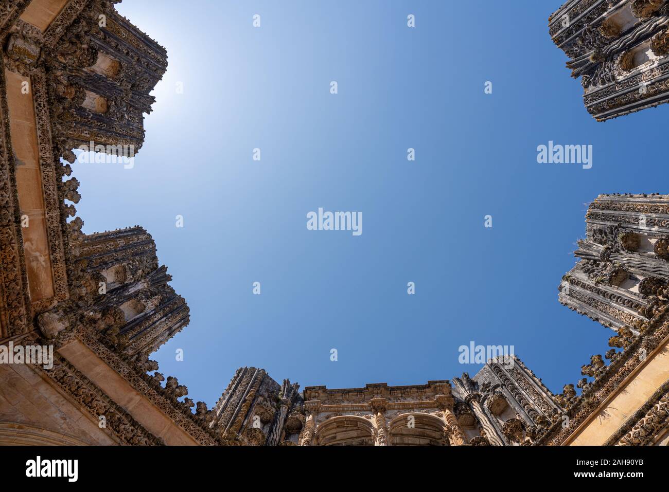 Leiria, Portugal - 20 August 2019: manuelinischen Schnitzereien auf Spalten der unvollendete Kapellen des Kloster von Batalha in der Nähe von Leiria in Portugal Stockfoto