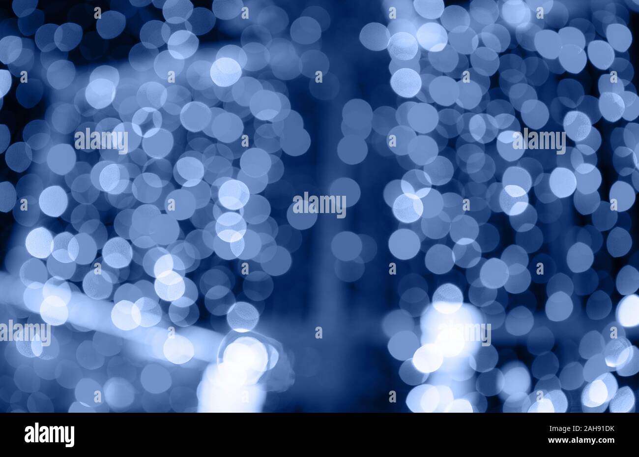 Abstrakte verschwommen von Rot und Gold glitzernden Leuchten Lampen leuchten  Hintergrund, Blur von Weihnachten wallpaper Dekorationen, Farben trendy  Classic blau Farbe Stockfotografie - Alamy