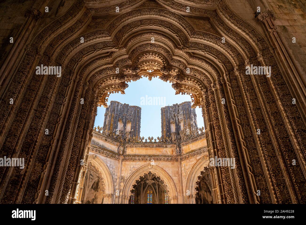 Leiria, Portugal - 20 August 2019: manuelinischen Schnitzereien auf Eingang in die unfertigen Kapellen des Kloster von Batalha in der Nähe von Leiria in Portugal Stockfoto