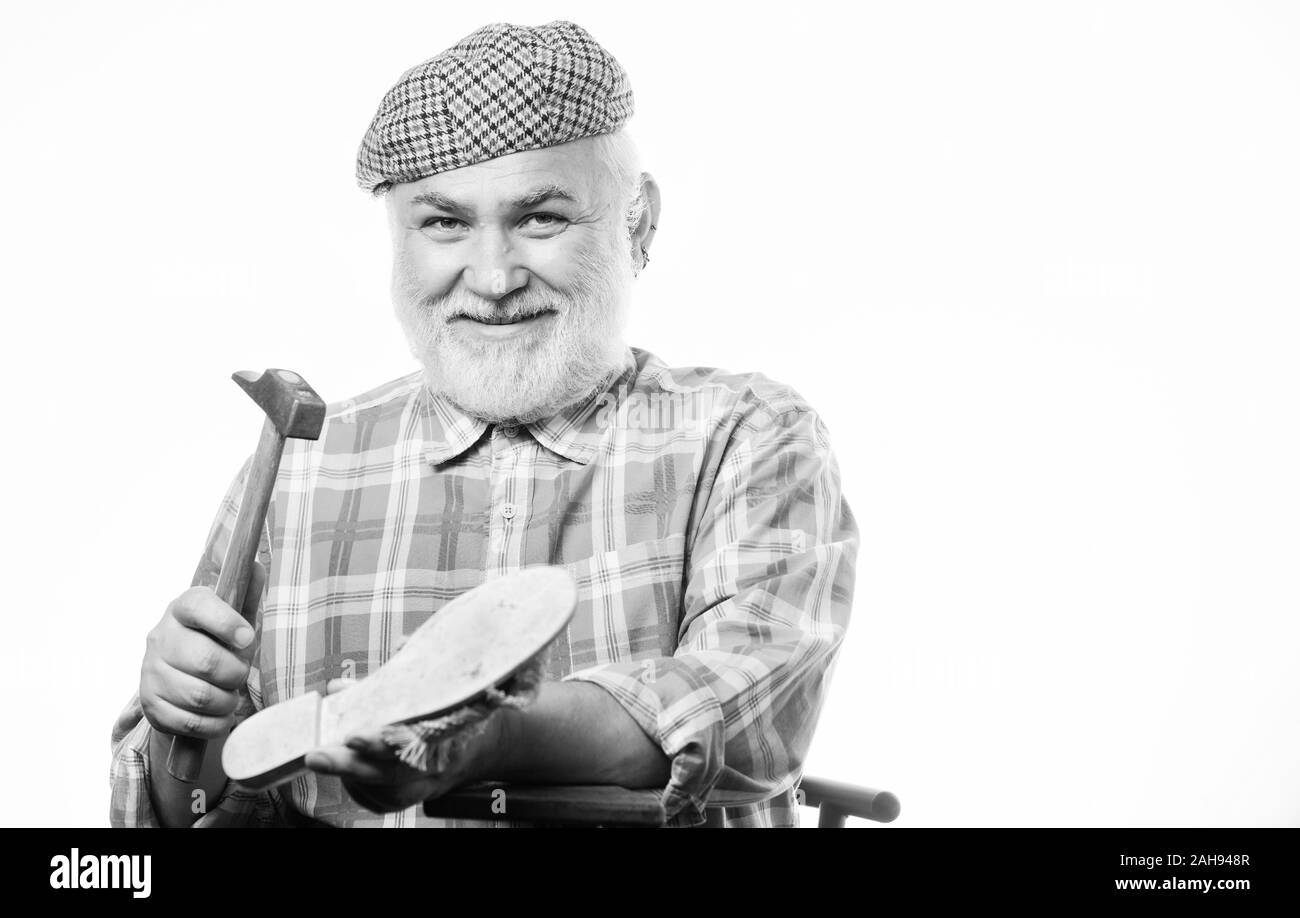 Schuster Verarbeitung. Schuster arbeiten mit Leder Textil- und Hammer an Workshop. Schuster bei der Arbeit. retro Mann Reparatur Schuhe mit Hammer. Schuster in der Werkstatt Schuhe machen. Arbeiten an neuen Sammlung. Stockfoto