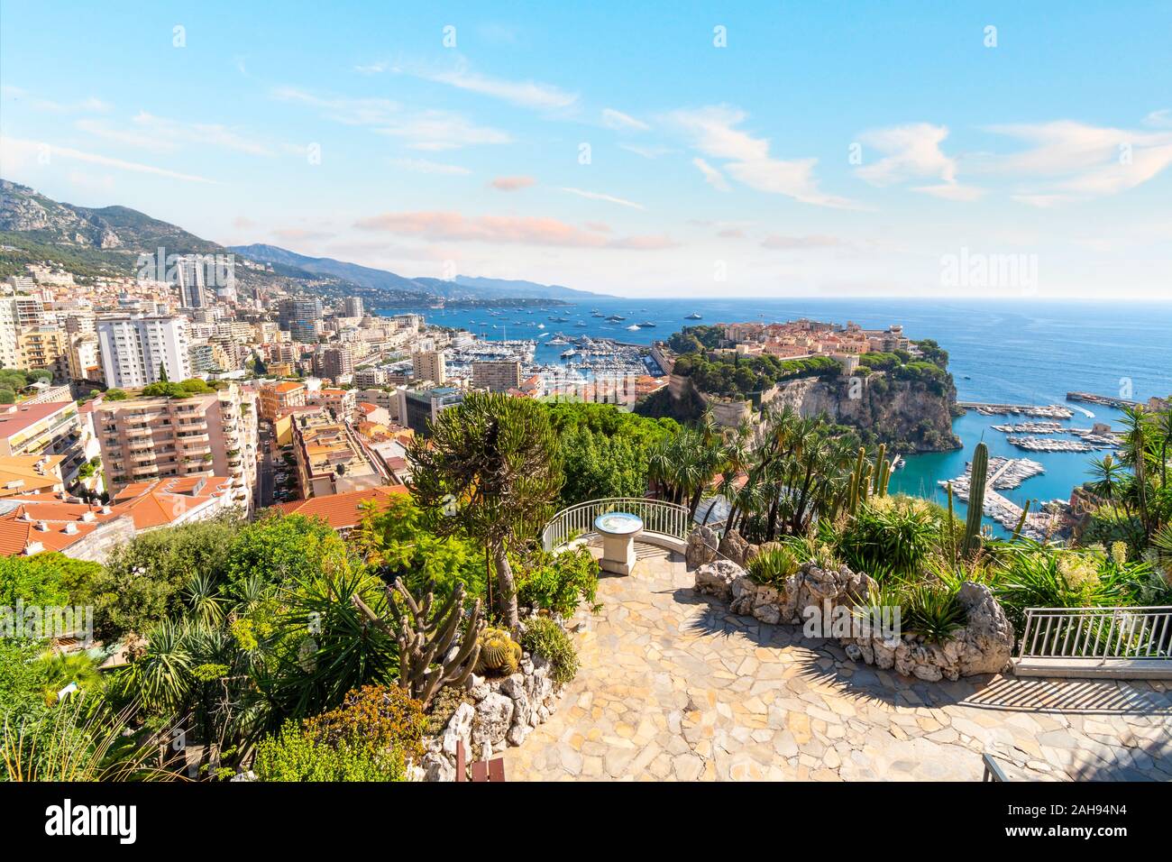 Blick auf das Mittelmeer und die Marina, Port, Städte von Monte Carlo und Fontvieille und Rock von Monte Carlo, Monaco, von der exotischen Gärten. Stockfoto