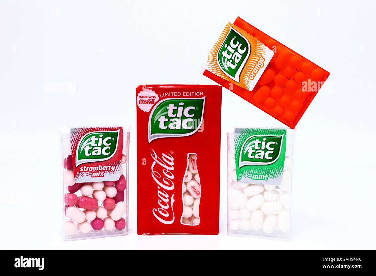 TIC TAC Mint, Orange, Erdbeere Mix und die Limited Edition von TIC TAC mit COCA-COLA. Tic Tac ist eine Marke von Ferrero. Stockfoto