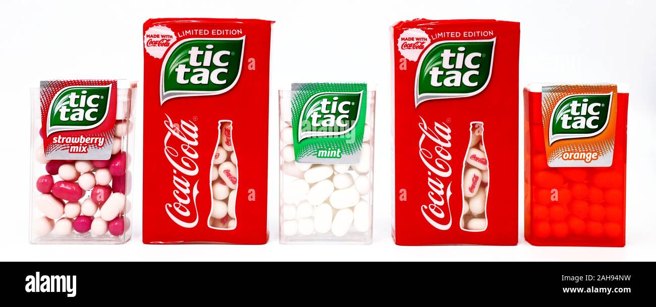 TIC TAC Mint, Orange, Erdbeere Mix und die Limited Edition von TIC TAC mit COCA-COLA. Tic Tac ist eine Marke von Ferrero. Stockfoto