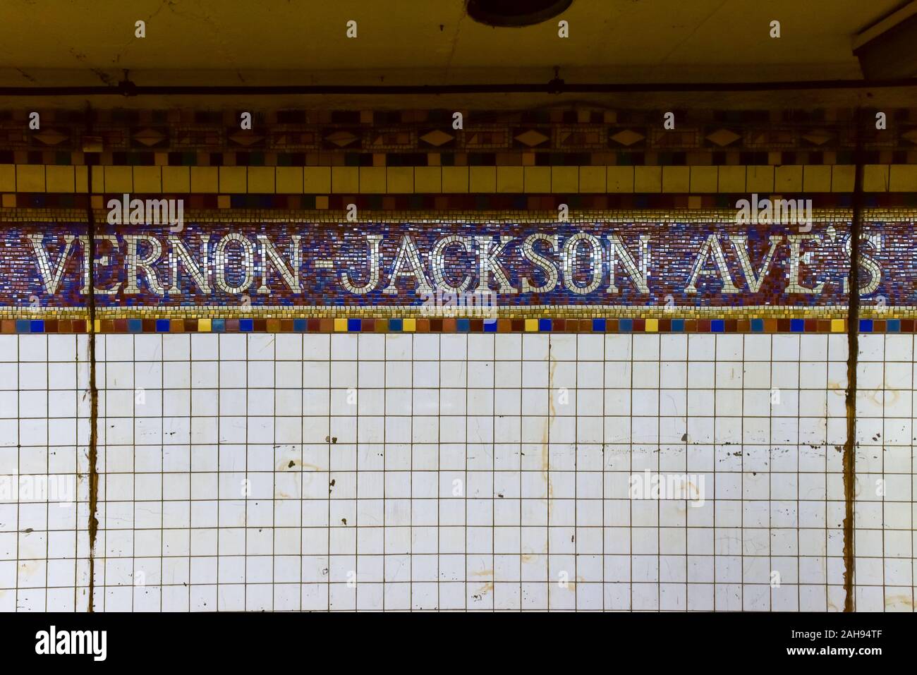 New York City - Jan 2, 2016: Vernon-Jackson Avenue Subway Station auf der 7 Zeile in Flushing, Queens, New York City. Stockfoto