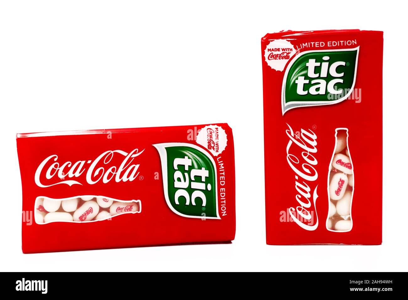 Limited Edition von TIC TAC mit COCA-COLA. Tic Tac ist eine Marke von Ferrero, Coca-Cola und die Kontur Flasche Design sind Marken der Coca-Col Stockfoto