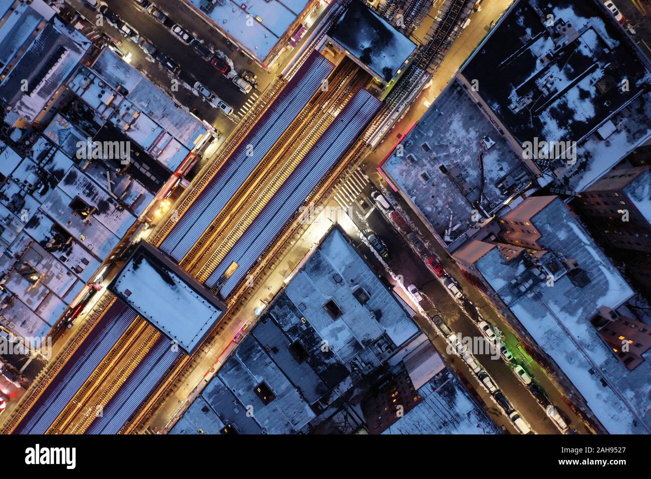 Antenne top-down-Sicht auf erhöhten u-Titel in New York City an einem Wintertag. Stockfoto