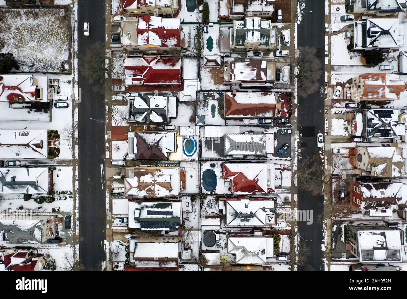 Antenne top-down-Sicht der Häuser und der Pools an einem Wintertag. Stockfoto