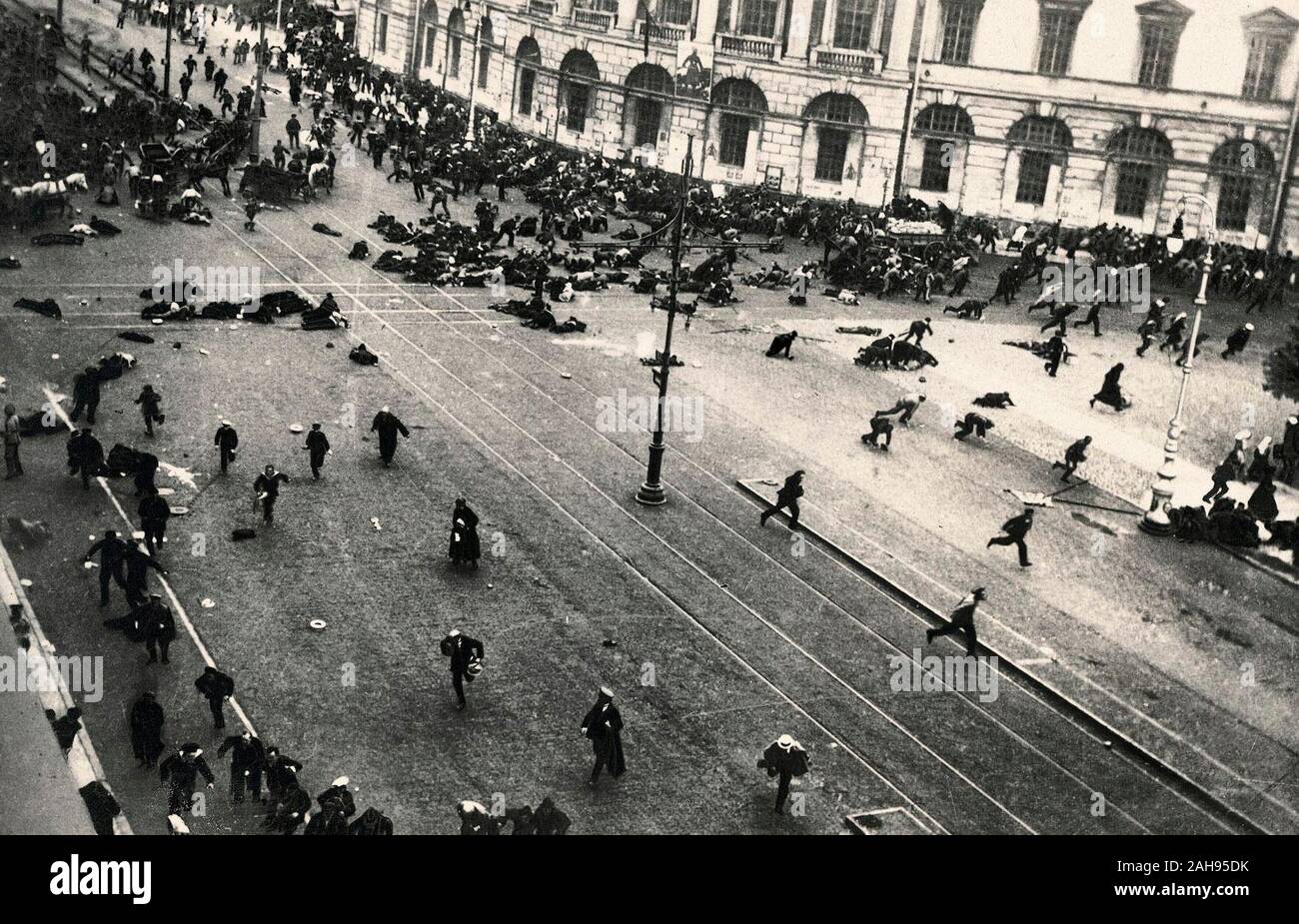 Petrograd (Sankt Petersburg), Juli 4, 1917 2:00 PM. Straße Demonstration auf dem Newski Prospekt nur nach der Truppen der Provisorischen Regierung haben das Feuer mit Maschinengewehren geöffnet. Stockfoto