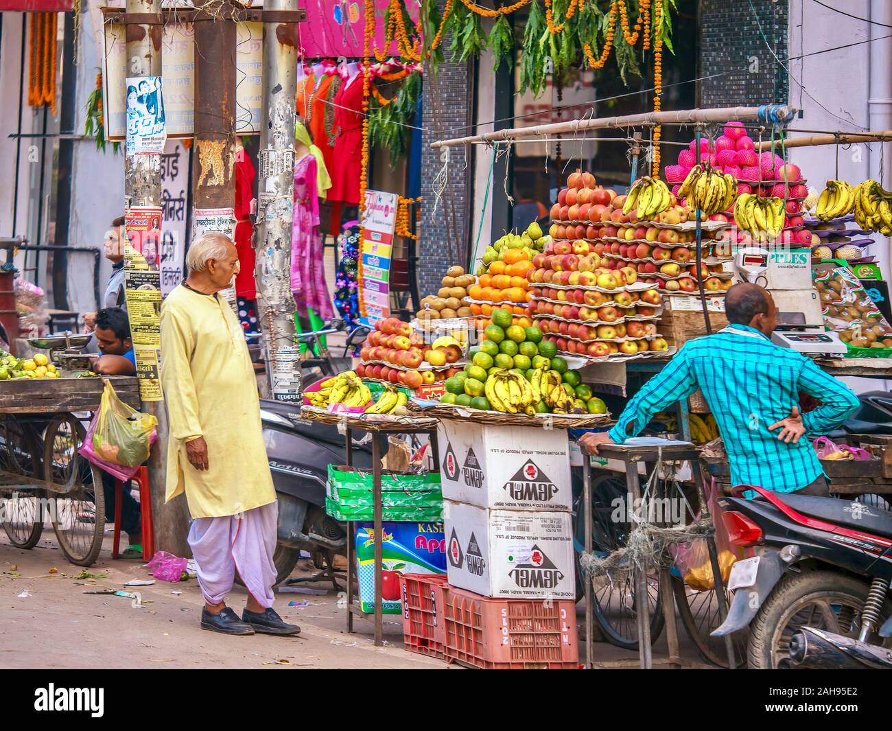 Varanasi, Indien - Nov. 11, 2015. Eine Frucht vorsichtig von einem Anbieter auf der Seite einer belebten Straße in einem kommerziellen Bereich von Varanasi. Stockfoto