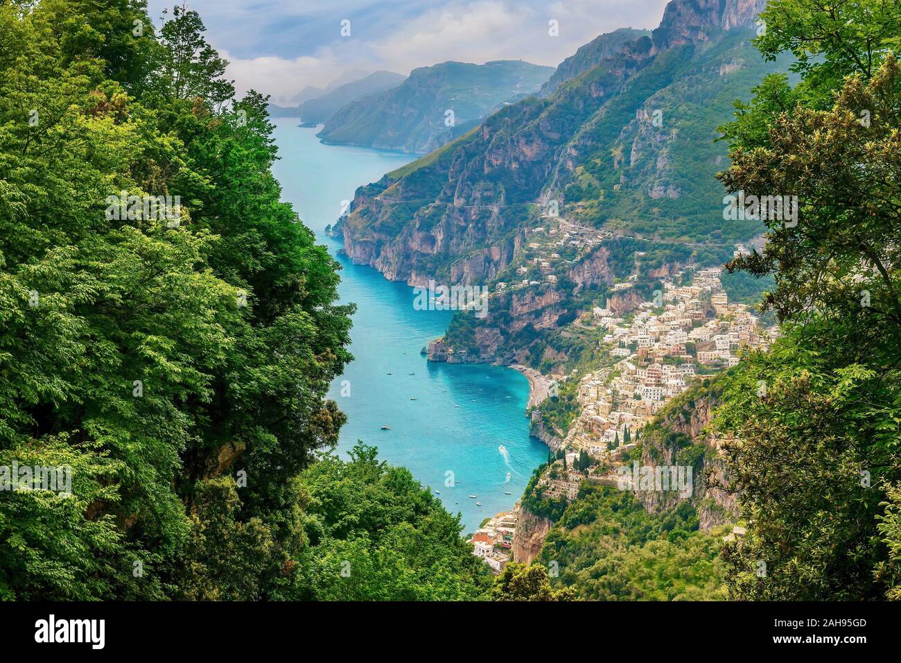 Einem hohen Winkel Aussicht mit Blick auf das Resort Stadt Positano und den azurblauen Wasser und steilen Klippen der Amalfiküste in Italien, Stockfoto