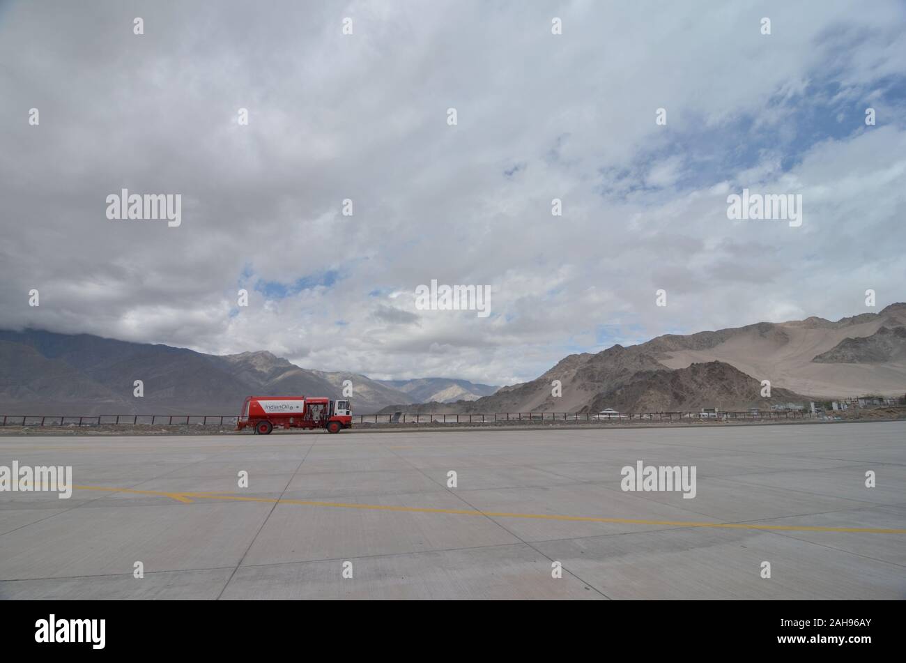 Öltanker in der Nähe von Flughafen in Leh, Ladakh, Indien, Asien Stockfoto