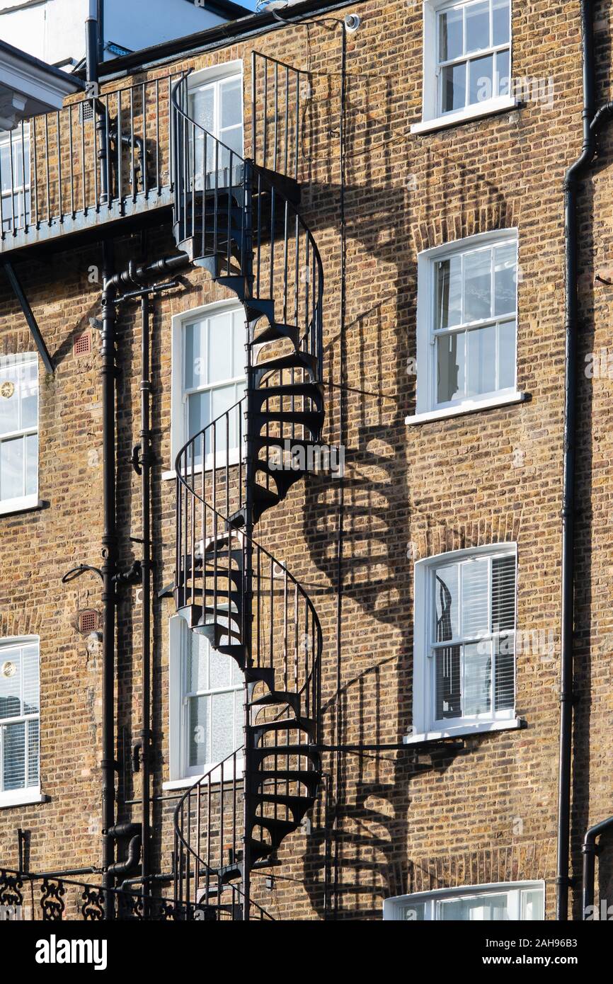 Externe Wendeltreppe und Schatten auf ein Haus in Onslow Gardens, Kensington, London Stockfoto