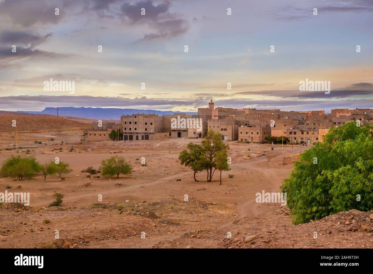 Gebäude in der Wüste, als Nachbarschaft hat am Rand der Sahara, in Zagora, einer Stadt in der draa Velley im Südosten Marokkos gebaut worden. Stockfoto