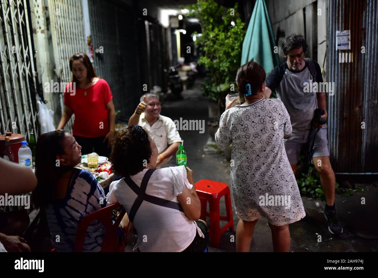 Alltägliche Straßenszenen in Bangkok, Thailand. Die Leute, die trinken und tanzen auf der Straße. Stockfoto