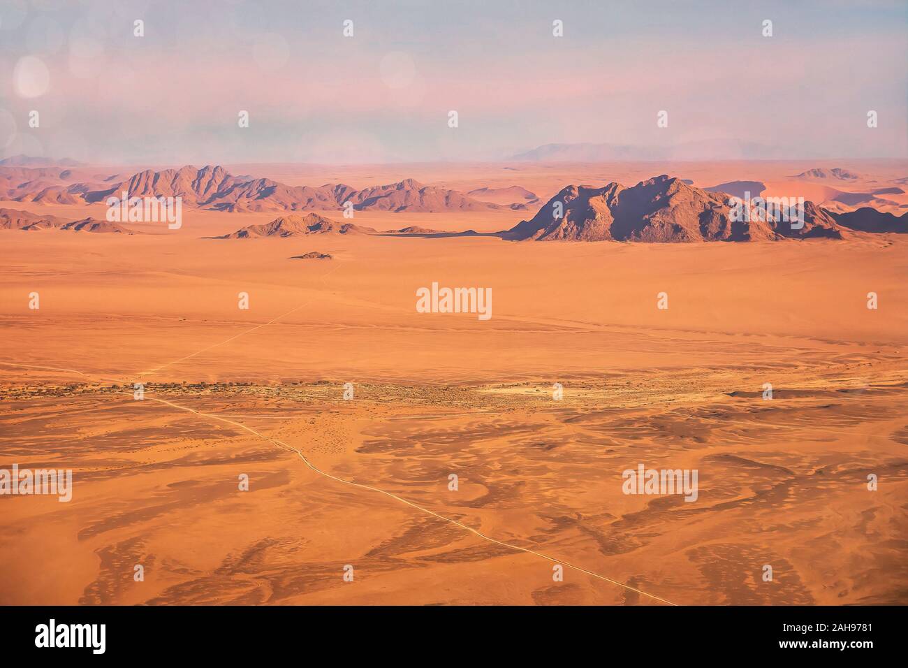 Luftaufnahme der dramatischen Landschaft der Wüste Namib, die lange gerade Straßen durch öde Terrain zu laufen. Sossusvlei, Namibia. Stockfoto