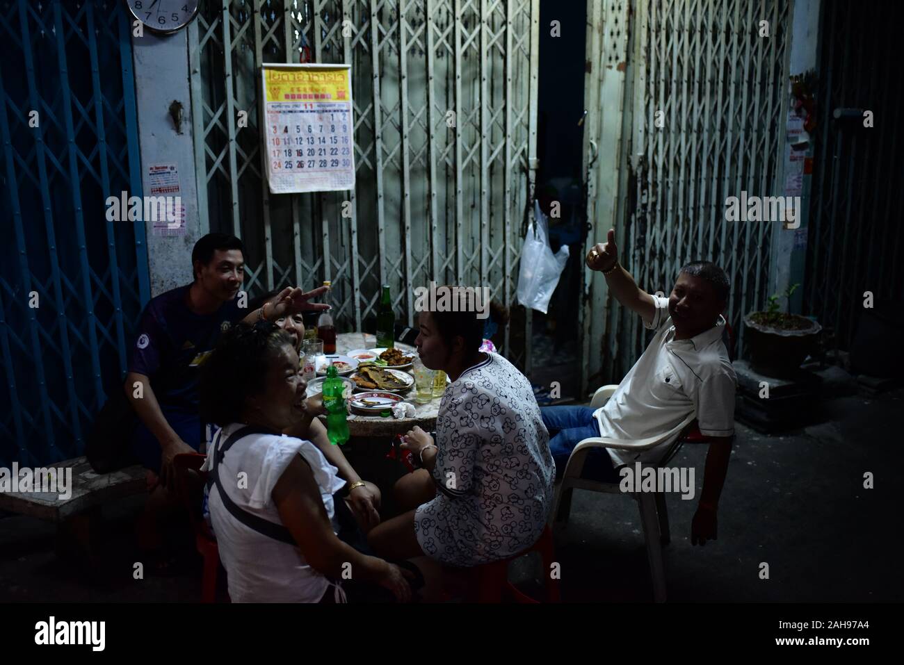 Alltägliche Straßenszenen in Bangkok, Thailand. Die Leute, die trinken und tanzen auf der Straße. Stockfoto