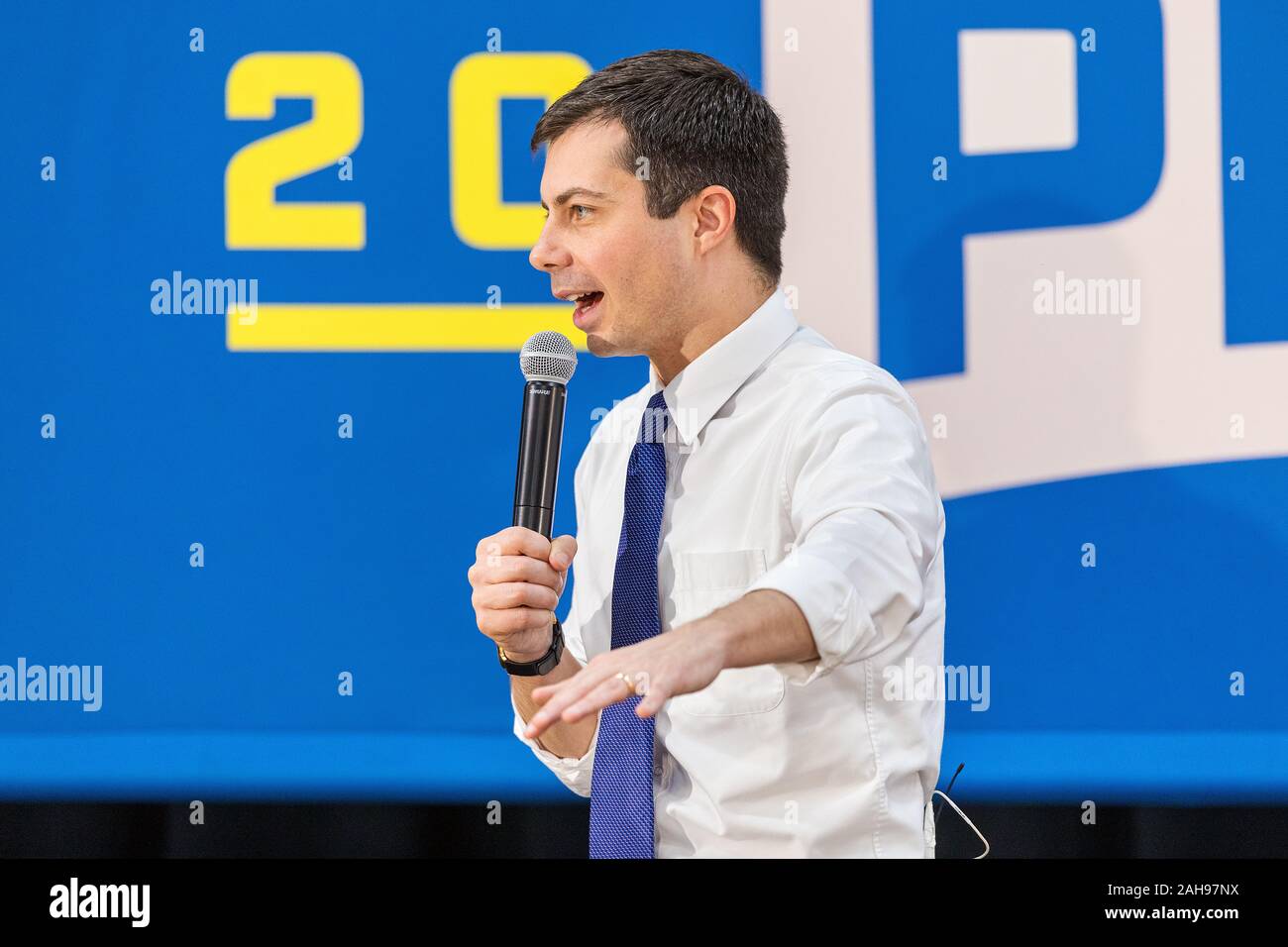 Bürgermeister Peter Buttigieg Holding einen Präsidentschaftswahlkampf Rallye an einer mittleren Schule in Washington, Iowa, USA. Stockfoto
