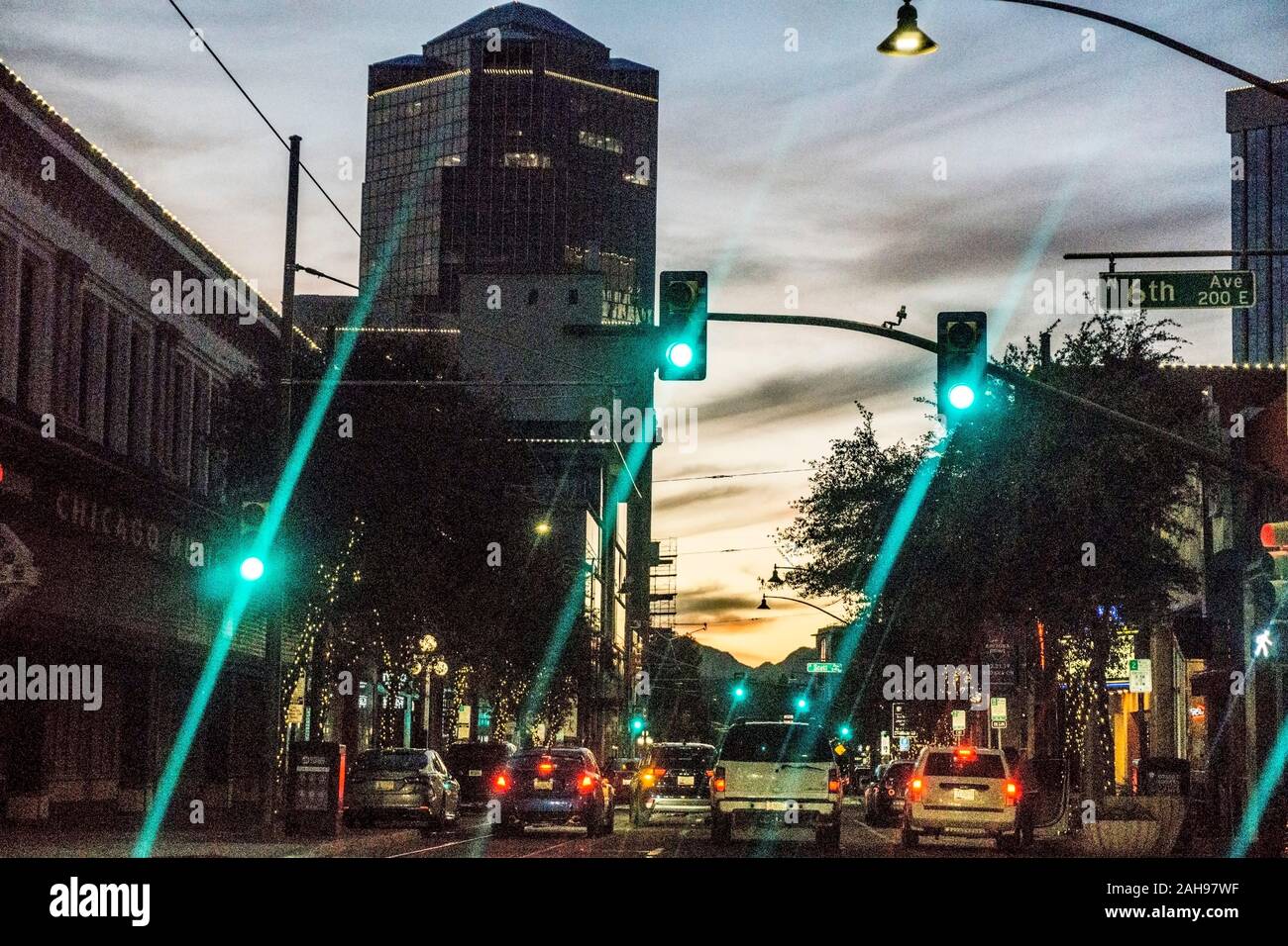 Die Congress Street Downtown Tucson mit Dämmerung glühen in Himmel & festliche Weihnachtsbeleuchtung auf Bäume als grüne Lichter release Verkehr für Interstate 10 angeführt Stockfoto