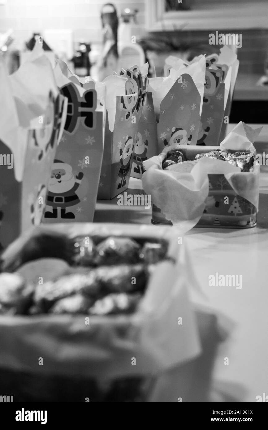 Schwarz-weißes Foto von hausgemachten Plätzchen- und Schokolade-Geschenkschachteln Stockfoto